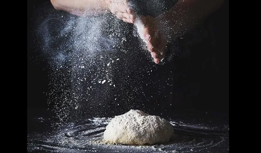 I boken Grovt bröd berättar Maria Blohm att väldigt mycket, när det kommer till att få ett saftigt bröd, handlar om att förlänga jästiden.Foto: Katja Ragnstam