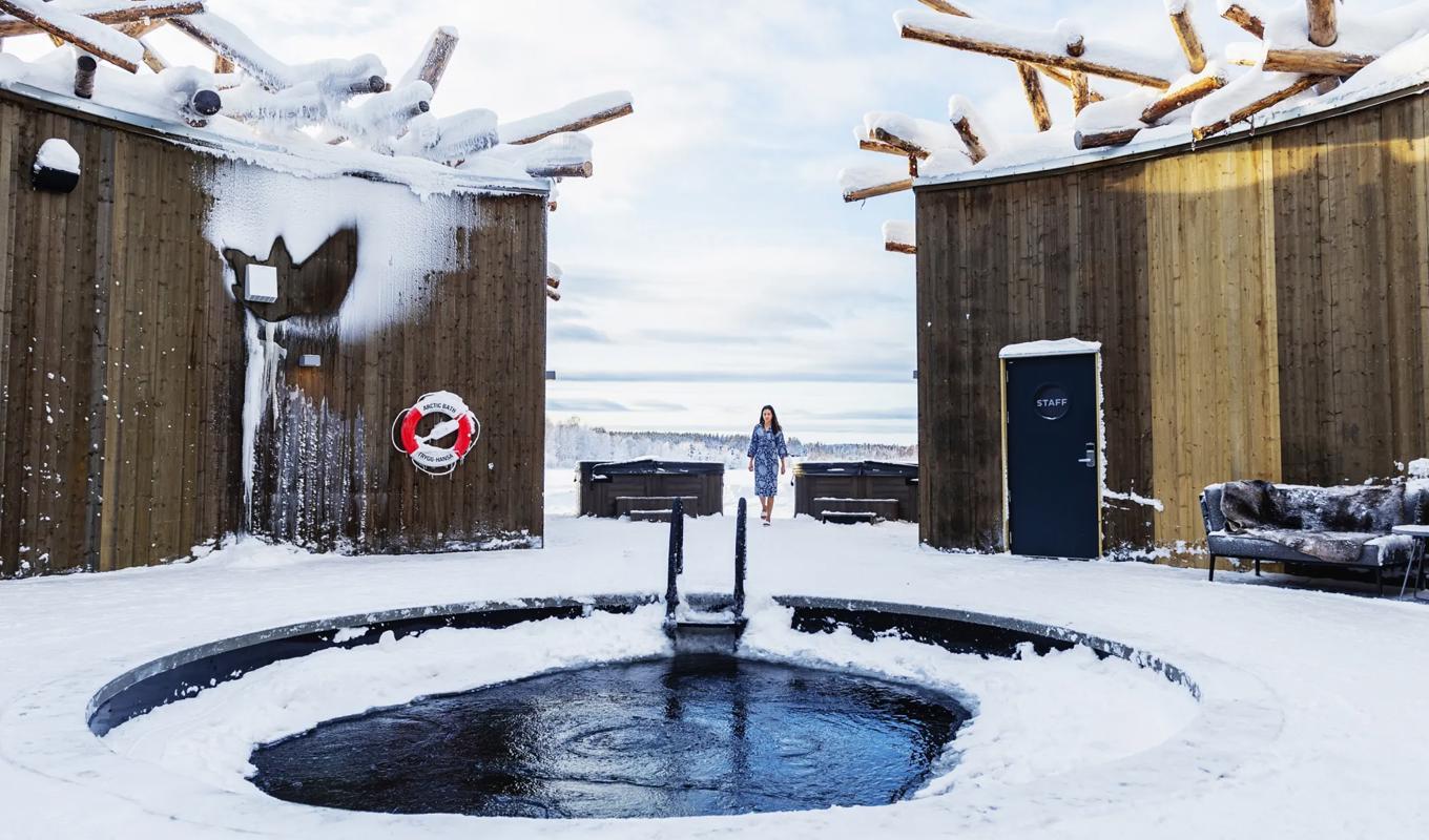 Arctic Bath öppnade 2020, men det var först efter pandemin som stället började bli riktigt känt och frekventerat. Prinsessor och prinsar, liksom världscelebriteter, har alla hunnit boka in sig på det minimalistiskt utformade hotellet. Man väljer under vistelsen ofta att tillbringa mycket tid i hotellets spa. Foto: Håkan Stenlund