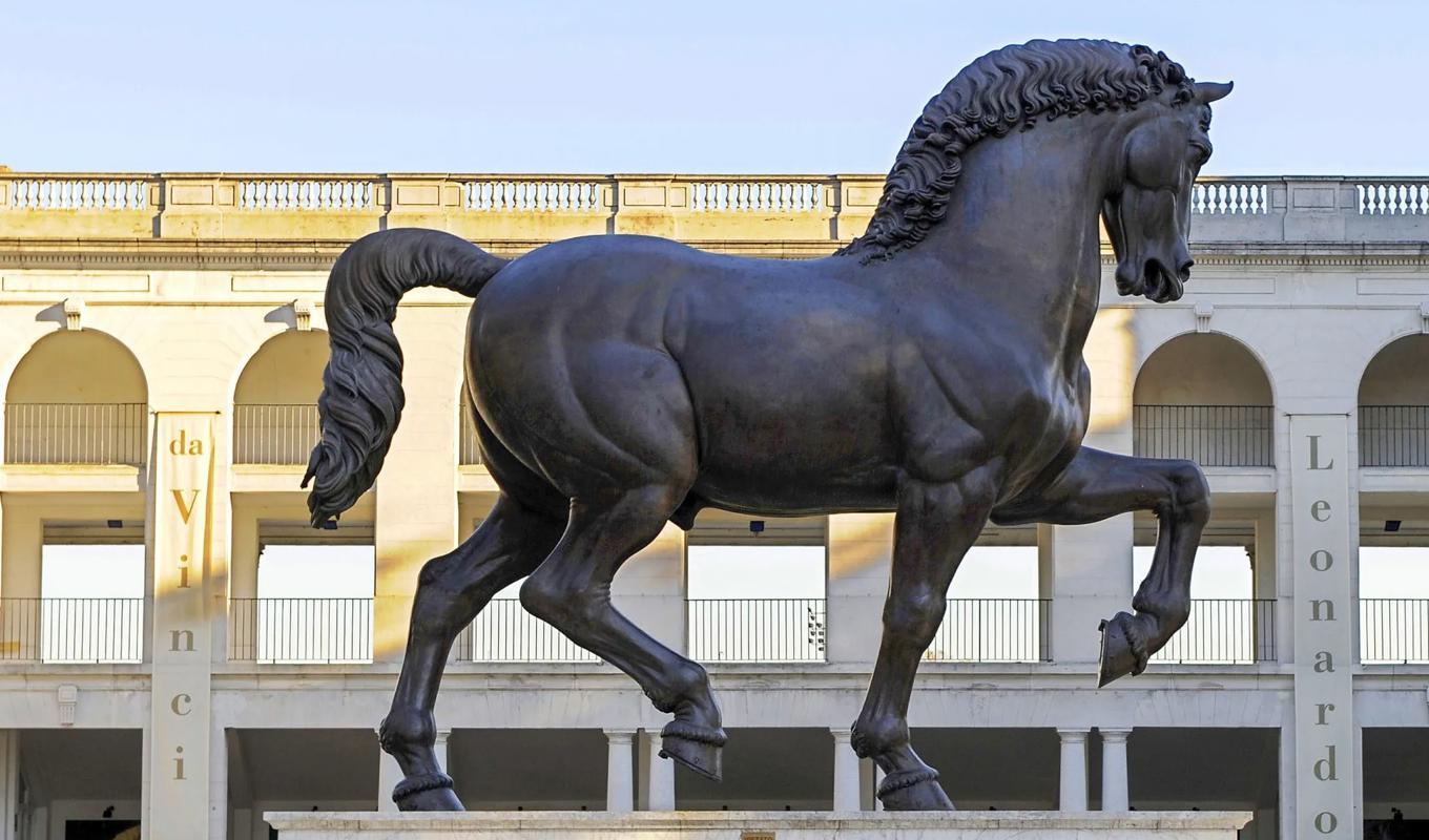 Den åtta meter höga hästskulpturen står framför hästkapplöpningsarenan Hippodromen i San Siroi Milano. Foto: Damien Meyer/AFP via Getty Images