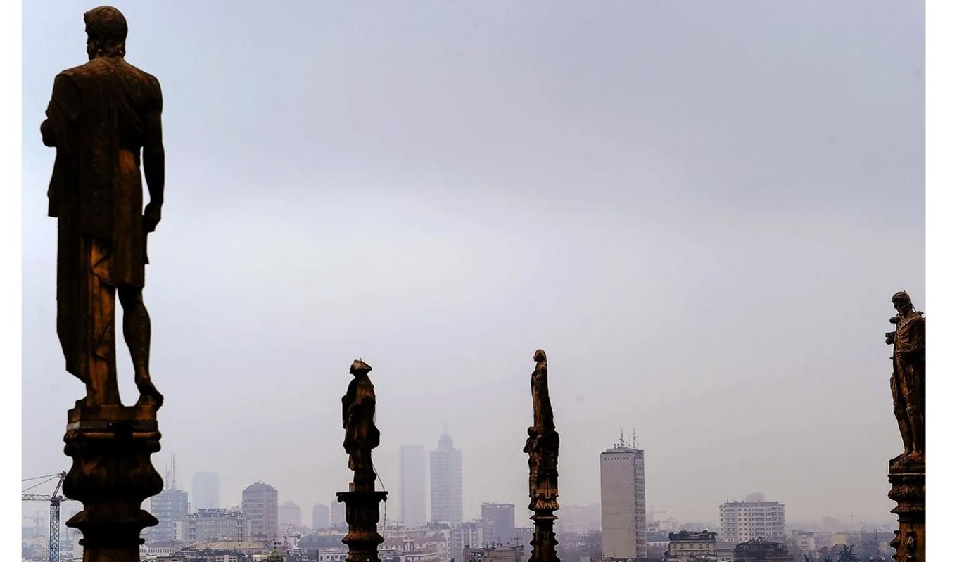 Den stora möbelmässan i Milano, den har vi ju alla hört talas om. Men varför inte besöka en katolsk mässa i Milanos välkända katedral? Här pågår även en permanent skulpturmässa, skulle man kunna säga. Napoleon Bonaparte påskyndade arbetet med färdigställandet av katedralen, vars planering hade påbörjats 1386. Det är därför som en av de många spirorna har en staty av kejsaren. Det dröjde dock ända till 1965, alltså sex århundraden, innan byggnaden stod färdig. Kanske värt att tänka på nästa gång du ondgör dig över vilka saktfärdiga hantverkare du har anlitat. Universalgeniet Leonardo da Vinci inkom med ett förslag på konstruktionsförbättringar av domkyrkan, men hans förslag ratades. Man undrar ju hur tankegångarna gick hos kommittén som bestämde ”Den här da Vincis förslag verkar, hur ska jag uttrycka det, lite ogenomtänkt”. Jag tycker att vi säger ”Back to the drawing board, Signore da Vinci!” Foto: Alberto Pizzoli/AFP via Getty Images