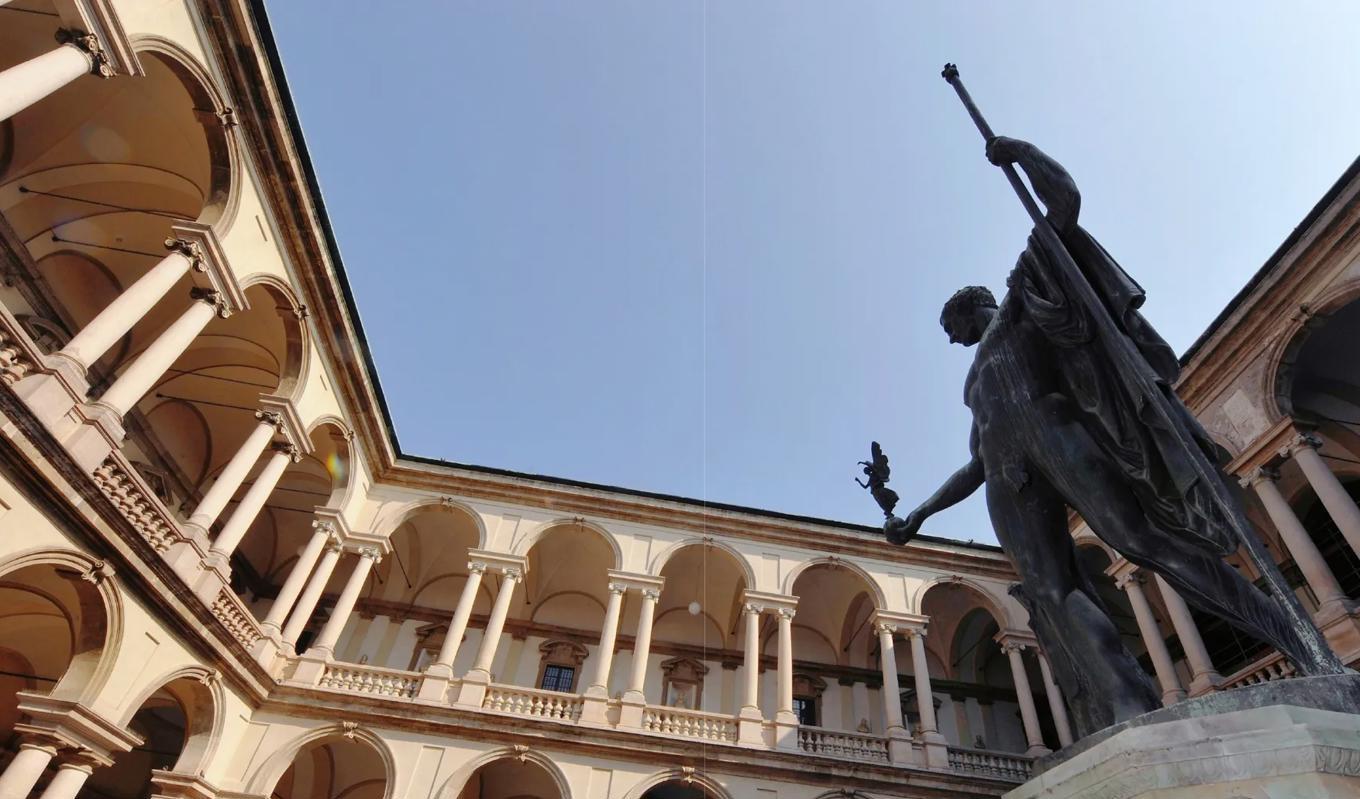 På innegården till Palzzo di Brera i Milano står en skulptur av Napoleon i brons. Foto: Giuseppe Cacace/AFP via Getrty Images