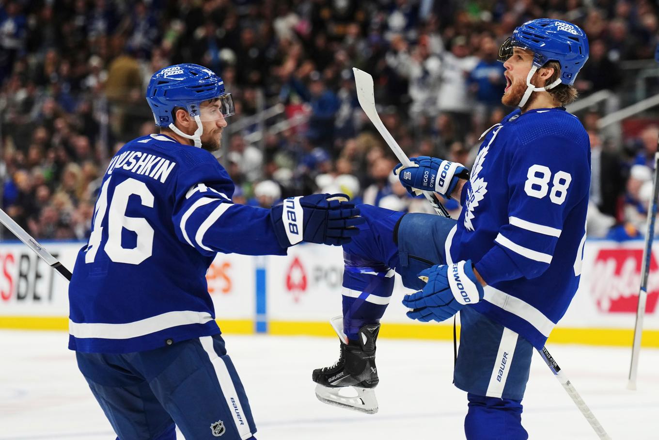 Torontos forward William Nylander (till höger) firar sitt mål mot Buffalo. Foto: Nathan Denette/AP/TT