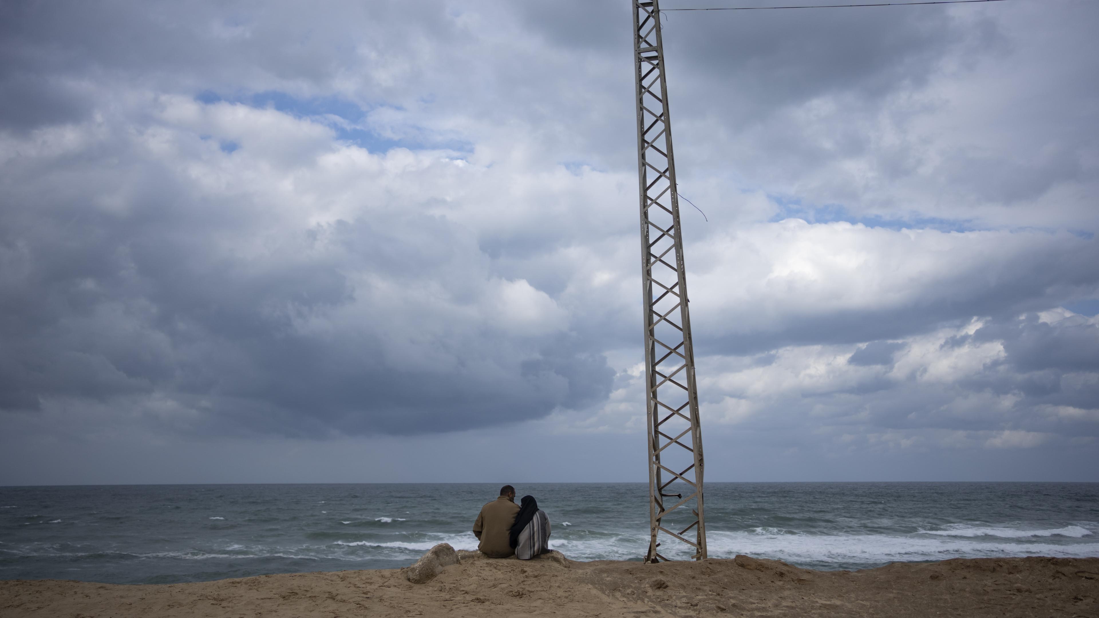 Palestinier på en strand i Rafah i januari. Foto: Fatima Shbair/AP/TT