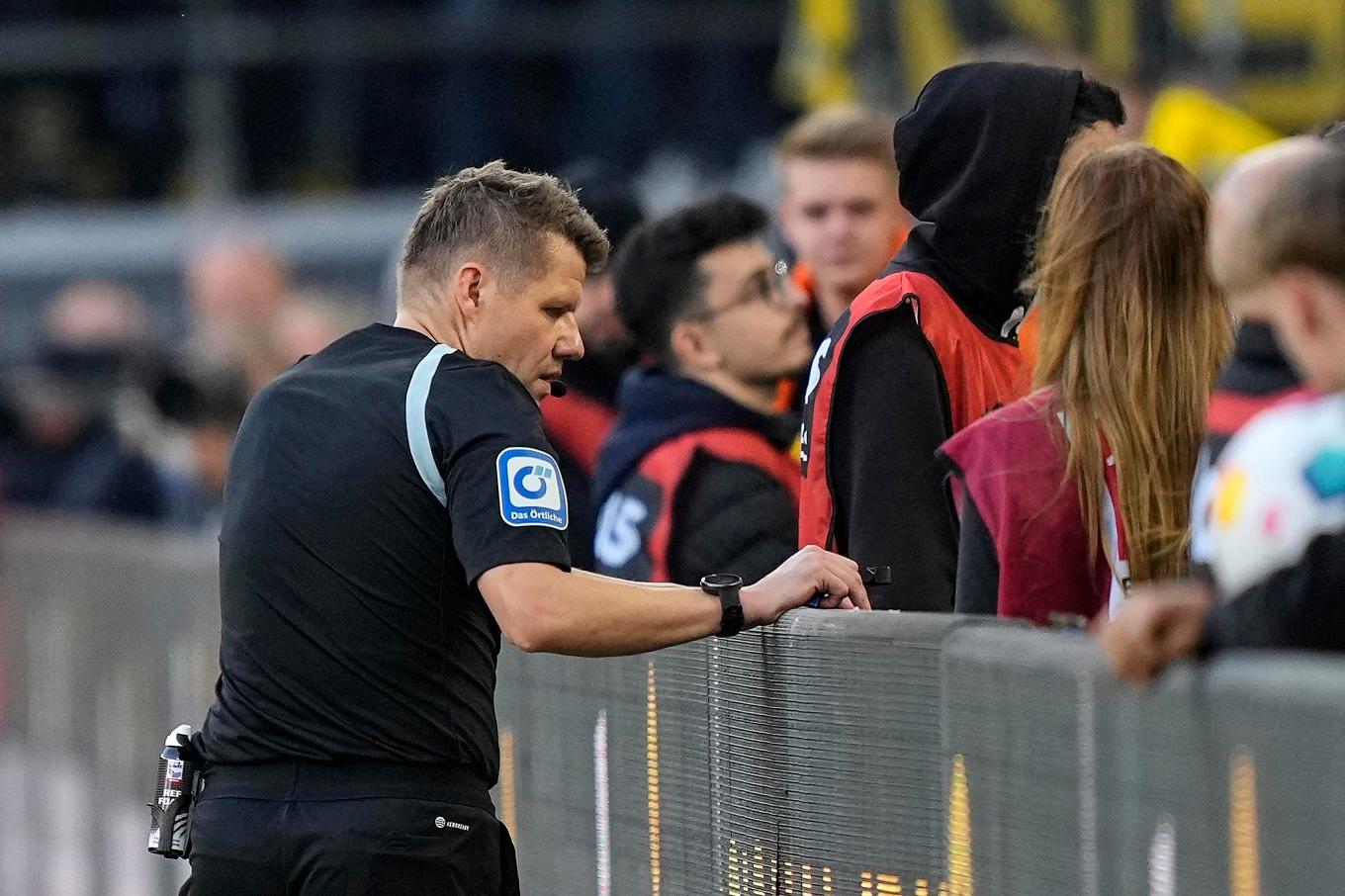 Domaren Patrik Ittrich: "Om någon ligger så där måste man agera fort." Arkivbild. Foto: Martin Meissner/AP/TT