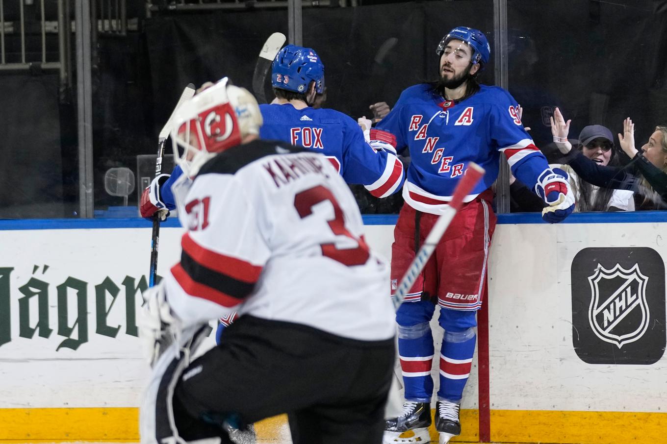 Mika Zibanejad firar efter sitt mål mot New Jersey. Foto: Seth Wenig/AP/TT