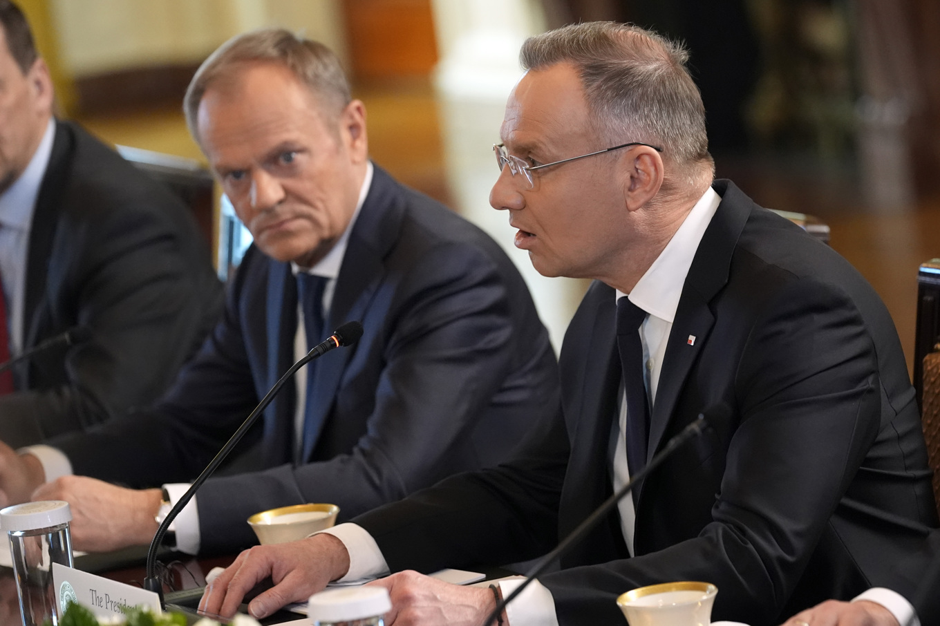 Polens president Andrzej Duda, t h, vill se Natoländerna ska lägga mer pengar på försvaret i sina länder, minst 3 procent jämfört med målet om 2 procent nu. Foto: Andrew Harnik/AP/TT