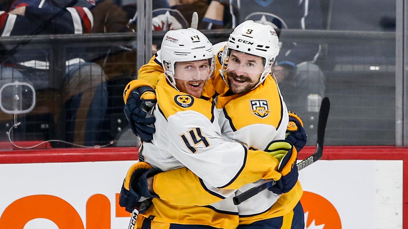 Gustav Nyquist (till vänster) och Filip Forsberg firar Forsbergs 3–0-mål gjort efter en lurig bakåtpass mellan benen i matchen som deras lag Nashville vann över Winnipeg med 4–2. Foto: John Woods/AP/TT