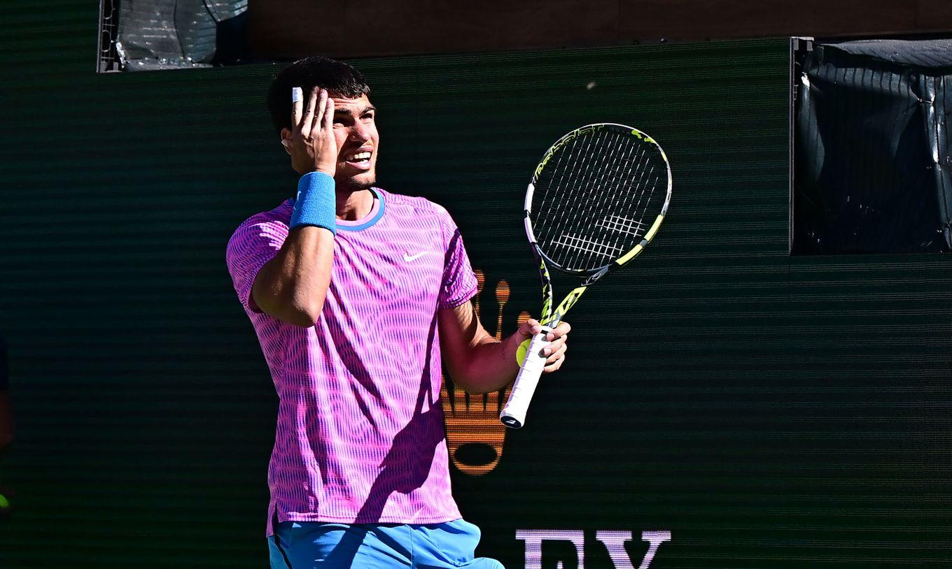 Carlos Alcaraz i samband med att han hamnade mitt i en bisvrm i kvartsfinalen i Indian Wells. Foto: FREDERIC J. BROWN/AFP/TT