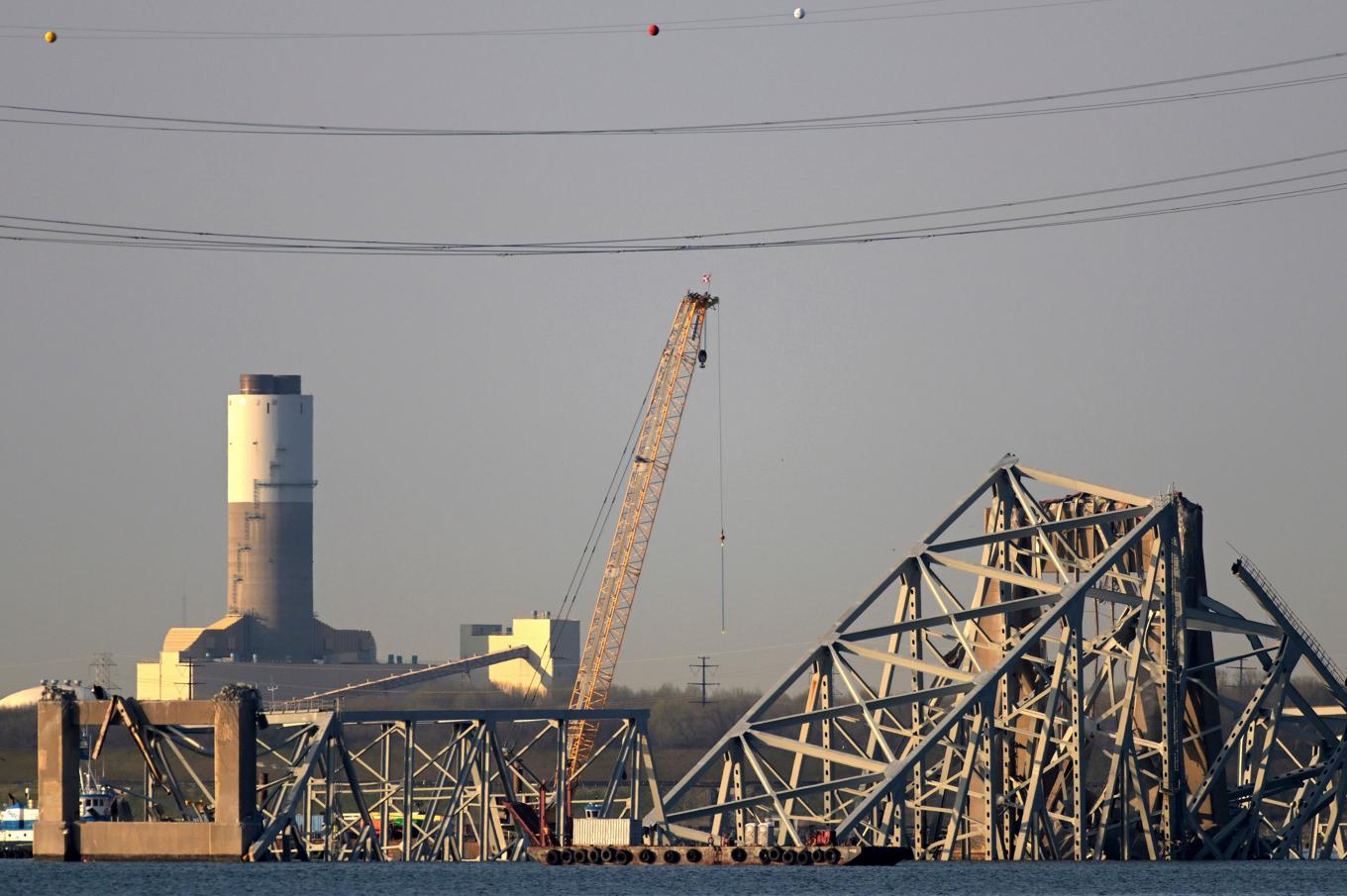 En stor kran vid den kollapsade bron i Baltimore på fredagen. Foto: Steve Ruark/AP/TT