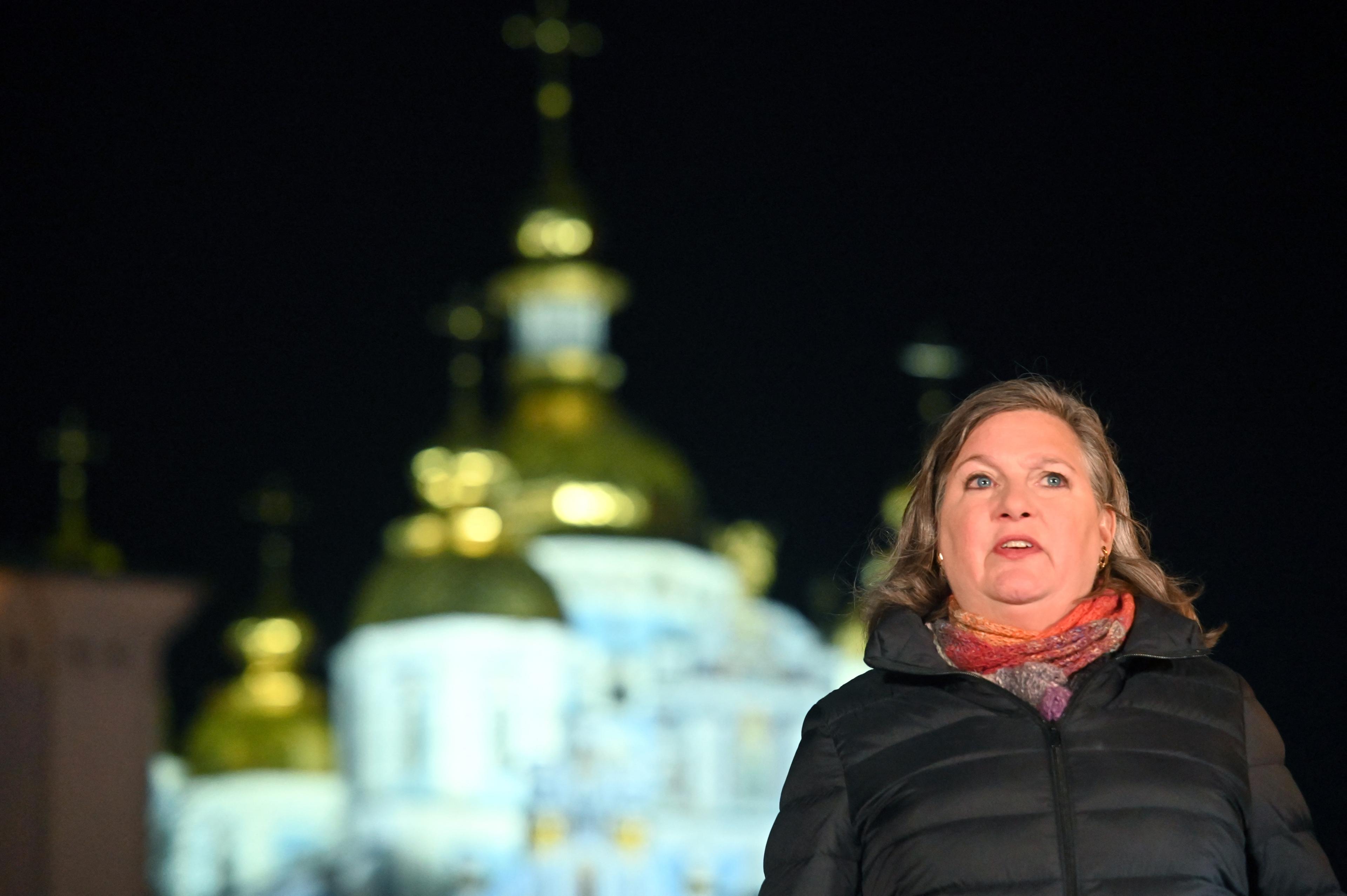 USA:s vice utrikesminister Victoria Nuland utanför S:t Mikael-katedralen i Kiev i Ukraina den 31 januari. Foto: Sergei Supinsky/AFP via Getty Images