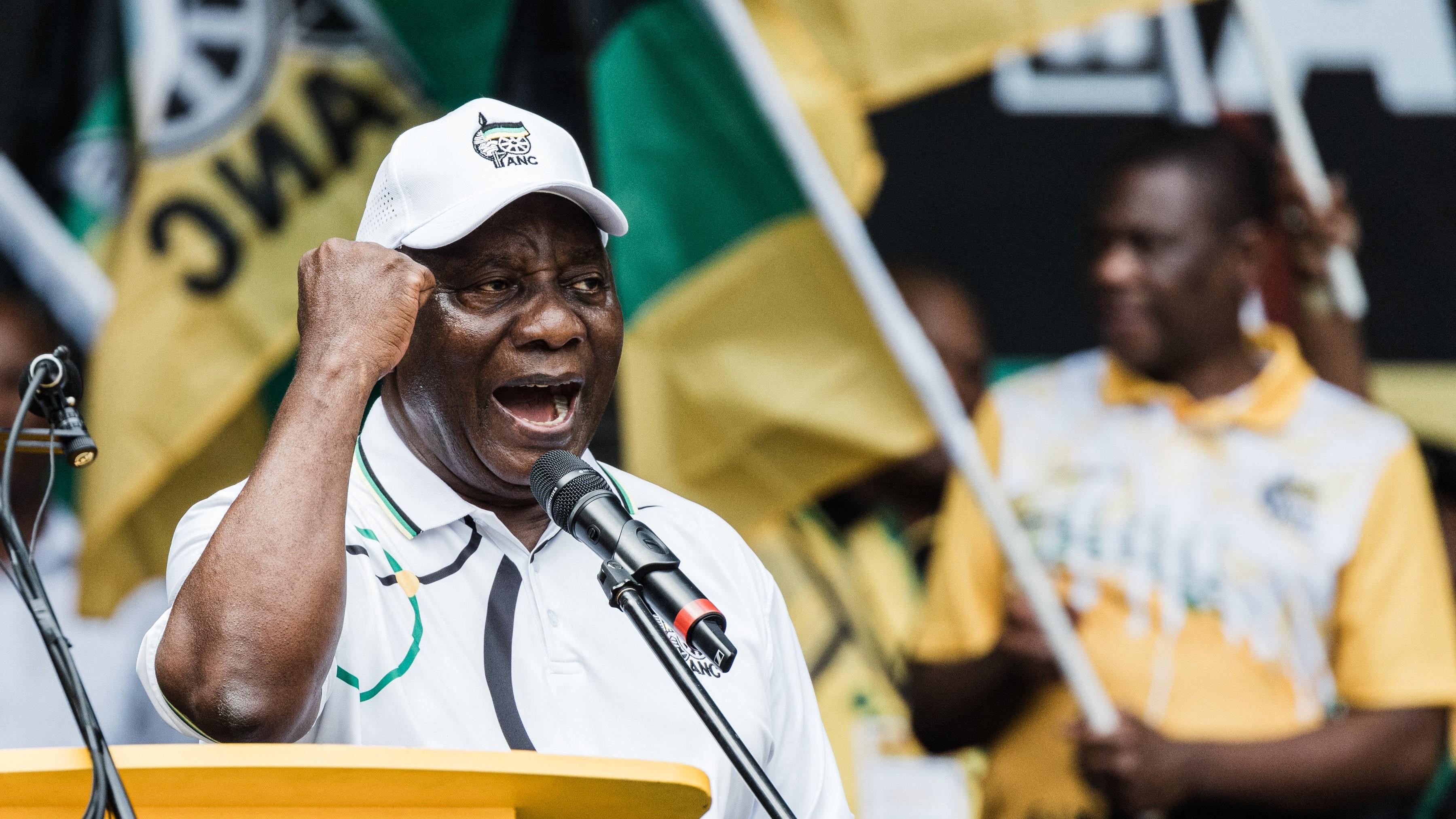 Sydafrikas president Cyril Ramaphosa talar i Durban den 24 februari. Ramaphosa vill tona ner Sydafrikas ställningstagande mot väst. Foto: Rajesh Jantilal/AFP via Getty Images