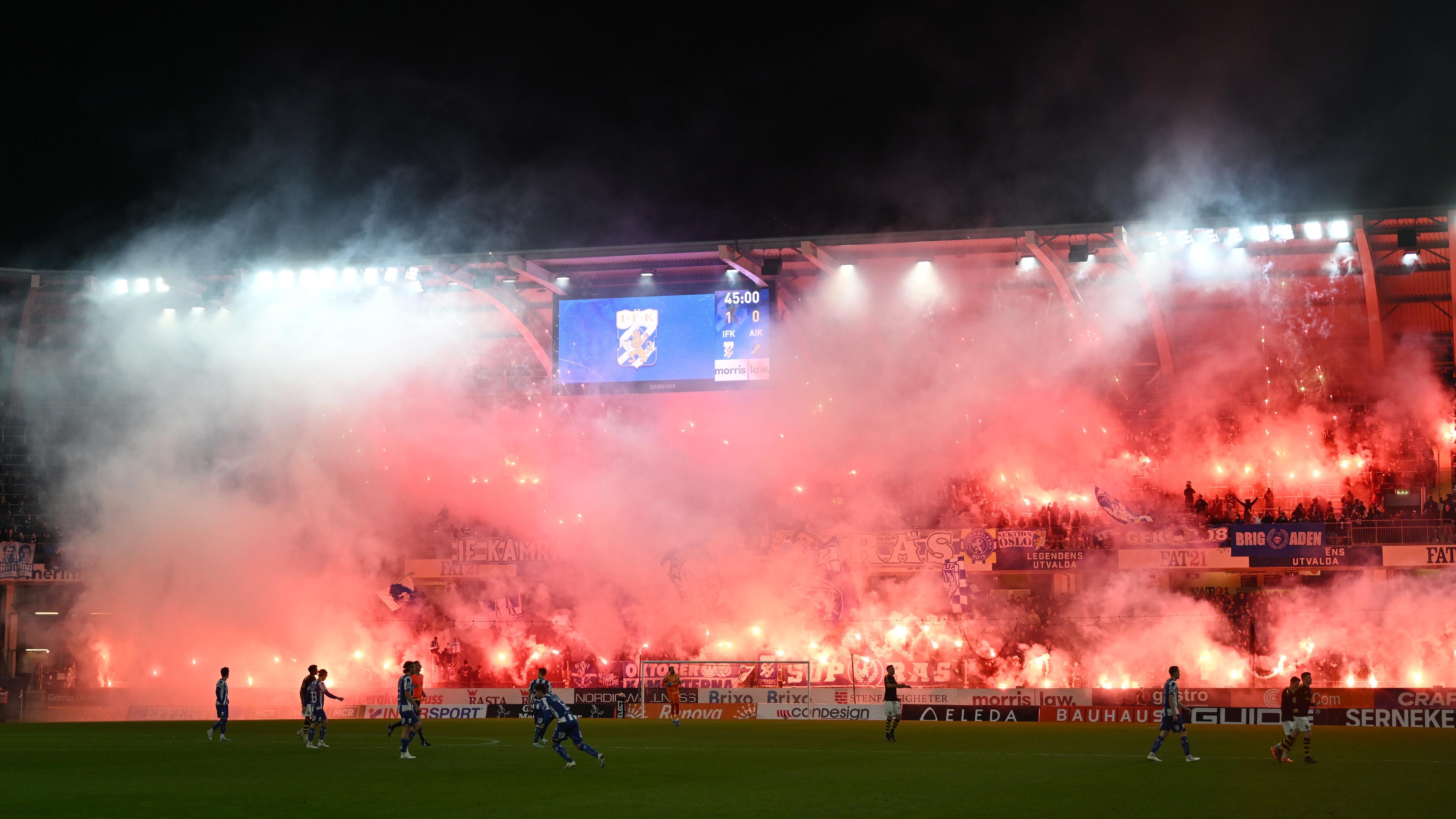 Olaglig pyroteknik och bangers var fortsatt den vanligaste ordningsstörningen 2023. Bild från IFK Göteborg–AIK på Gamla Ullevi i fjol.   FOTO: Björn Larsson Rosvall/TT