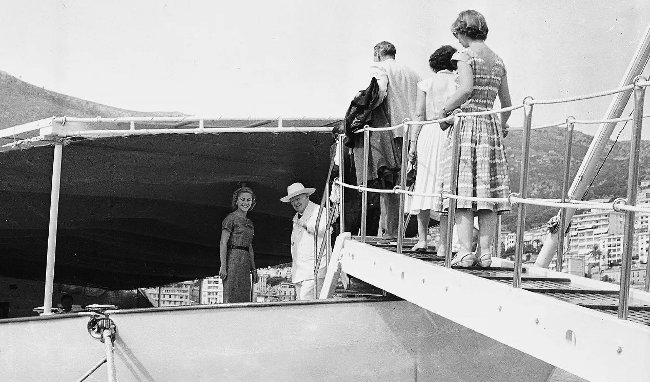 Churchill ombord på Onassis lyxyacht Christina O i Monacos hamn. Monte Carlo är inte, vilket många nog tror, namnet på en stad utan namnet på den stadsdel som omfattar Circle du Casino där kasinot och Hôtel de Paris är belägna. Foto: Monte Carlo Sociètè des Bains de Mer