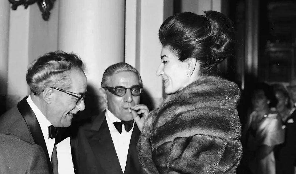 Maria Callas, med Aristoteles Onassis i bakgrunden, på nyårsparty i Monte Carlo.Foto: Monte Carlo Societé des Bains de Mer