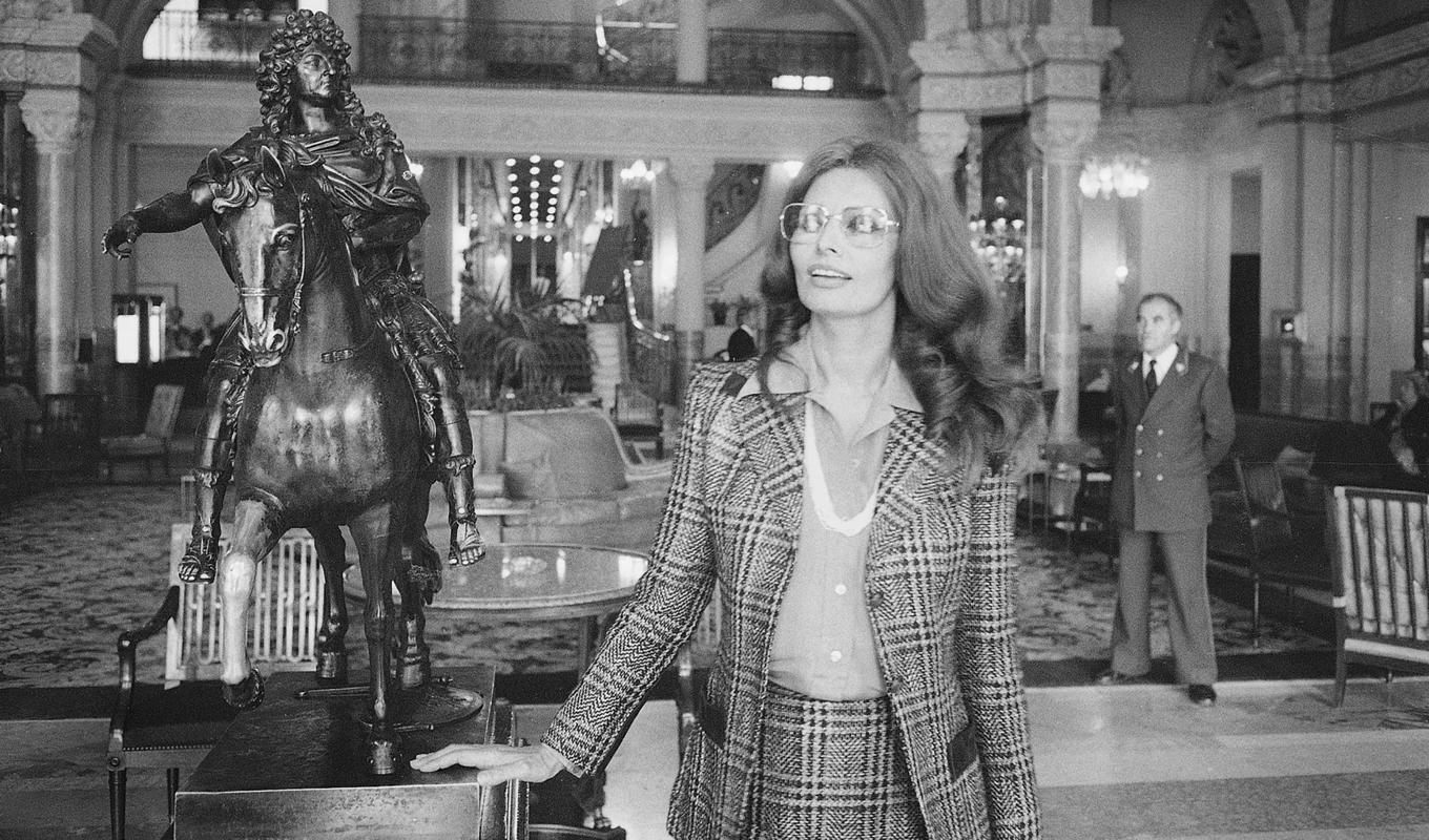 Sophia Loren i Hôtel de Paris spatiösa lobby. Hon flankeras av Solkungen, Ludvig XIV. Det sägs att man kommer att ha tur på kasinot om man stryker hästens högra ben. foto: Monte Carlo Sociéte Des Bains de Mer