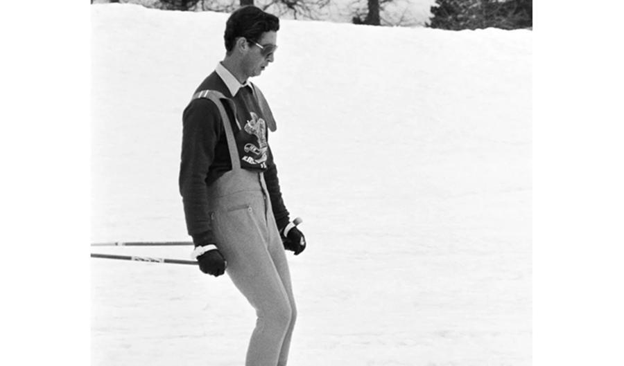 Det går utför för monarkin. Prins Charles ser riktigt cool ut i sin tajta skiddräkt – inga bylsiga termobyxor här inte. Och de snofsiga solglasögonen fulländar looken. Foto: AFP via Getty Images