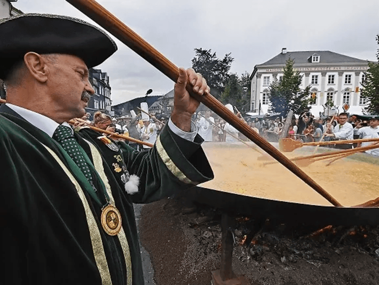 Äggröra 1.  Medlemmar i World Brotherhood of the Knights of the Giant Omelette är i franska Malmyte nära den tyska gränsen, och rör om, med årliknande redskap, i den fyra meter breda pannan som innehåller en omelett gjord på 6 500 ägg. Foto: John Thys/AFP via Getty Images