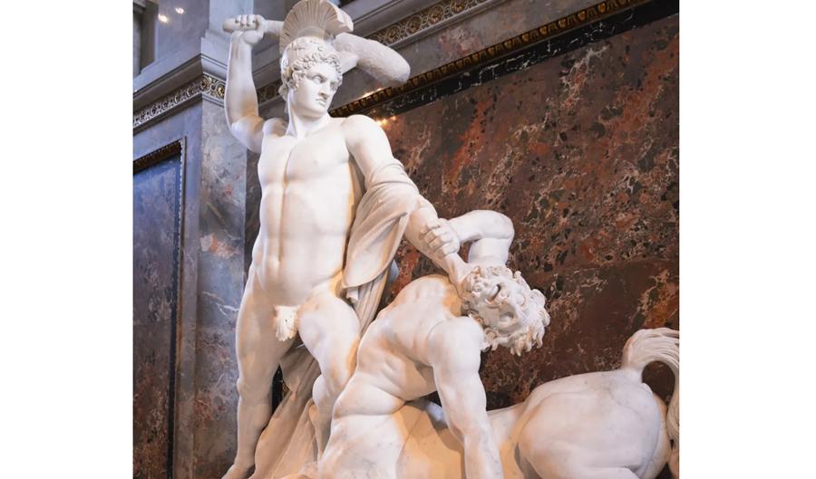 Thesus och Centaur skapades av den italienske bildhuggaren Antonio Canova i början av 1800-talet. Skulpturen i marmor mäter hela 3,4 meter på höjden. Foto: Shutterstock