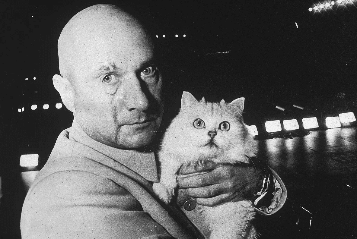 Här har Bond-skurken Ernst Stavro Blofeld, spelad av Donald Pleasence, satt klorna i Salomon. Filmen är Man lever bara två gånger. foto: Express Newspapers/Hulton Arcive/Getty Images