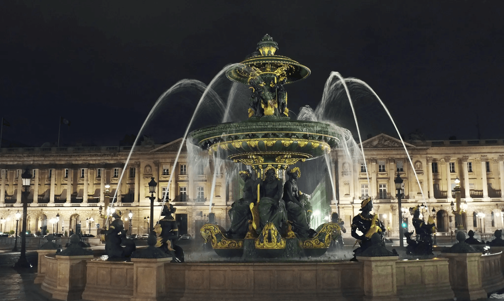 I fonden syns den ståtliga byggnaden där Hôtel de Crillon återfinns. Här på Place de la Concorde blev Marie Antoinette halshuggen. Foto: Thomas Coex/AFP via Getty Images