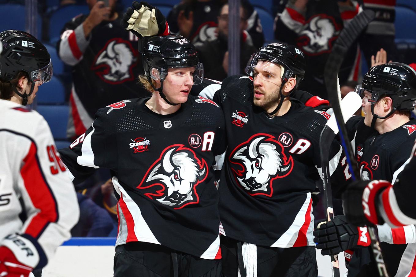 Rasmus Dahlin, till vänster, firar efter att Buffalo gjort mål i matchen mot Washington. Foto: Jeffrey T. Barnes/AP/TT