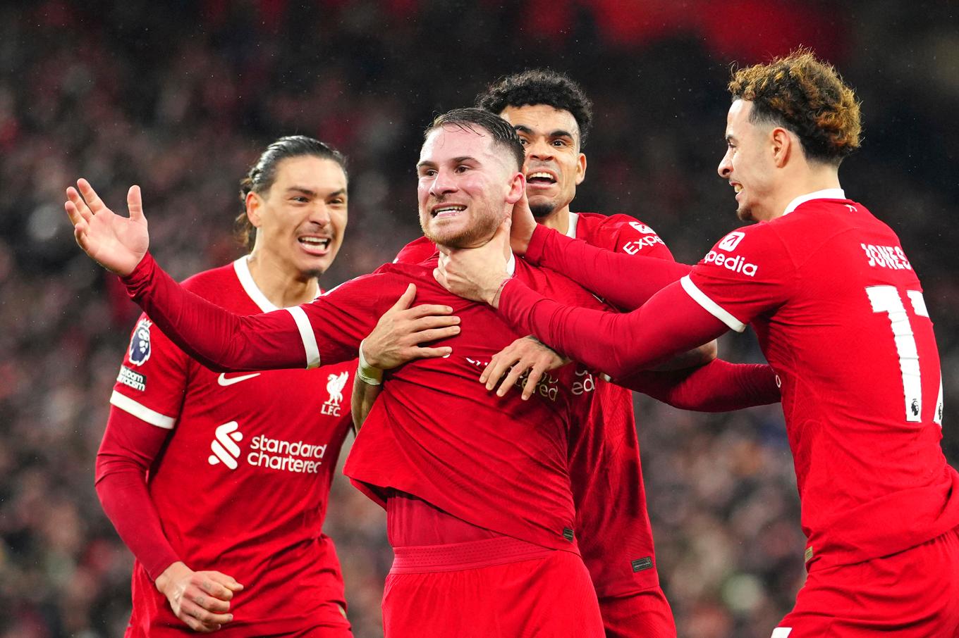 Liverpools Alexis Mac Allister, i mitten, firar tillsammans med lagkamrater efter sitt 2–1-mål mot Sheffield United. Foto: Jon Super/AP/TT