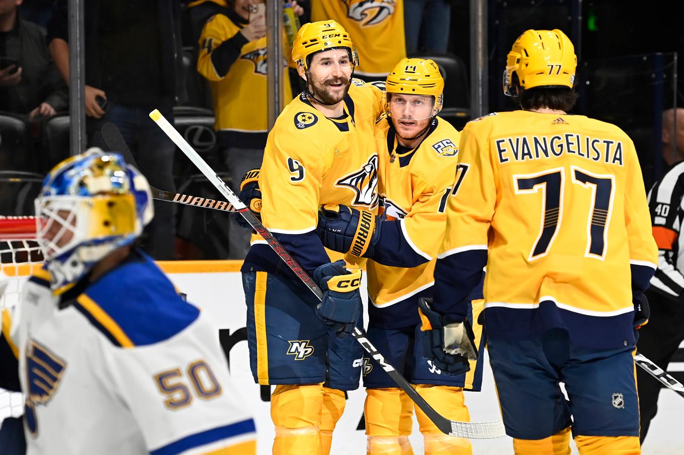 Nashvilles anfallare Filip Forsberg (9) firar sitt mål i andra perioden. Foto: Mark Zaleski/AP/TT