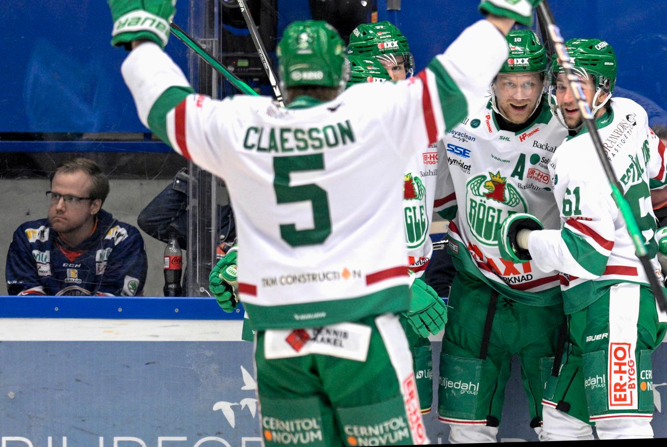 Rögle jublar efter Rodrigo Abols 1–1-mål mot Växjö. Sedan vann Rögle i förlängning. Foto: Mikael Fritzon/TT