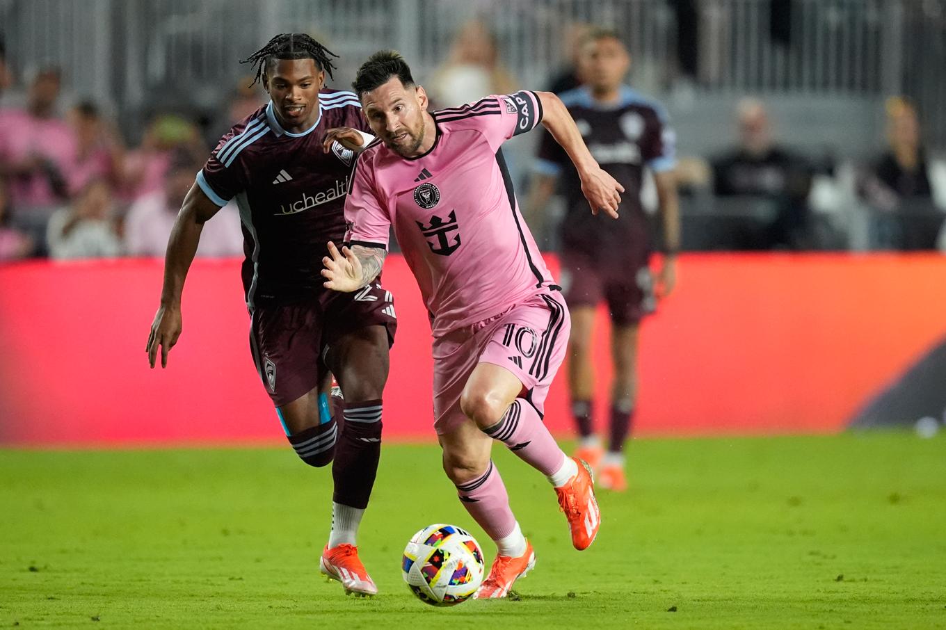 Inter Miamis storstjärna Lionel Messi i kamp med Colorados Kimani Stewart-Baynes i matchen som slutade 2--2. Foto: Rebecca Blackwell/AP/TT