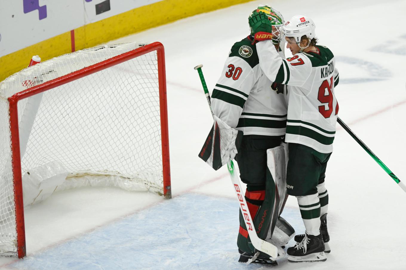 Minnesotas målvakt Jesper Wallstedt firar med lagkamraten Kirill Kaprizov. Foto: Paul Beaty/AP/TT