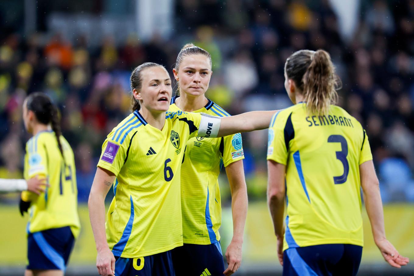 Magdalena Eriksson, Fridolina Rolfö och Linda Sembrant under matchen mot Frankrike. Foto: Adam Ihse/TT