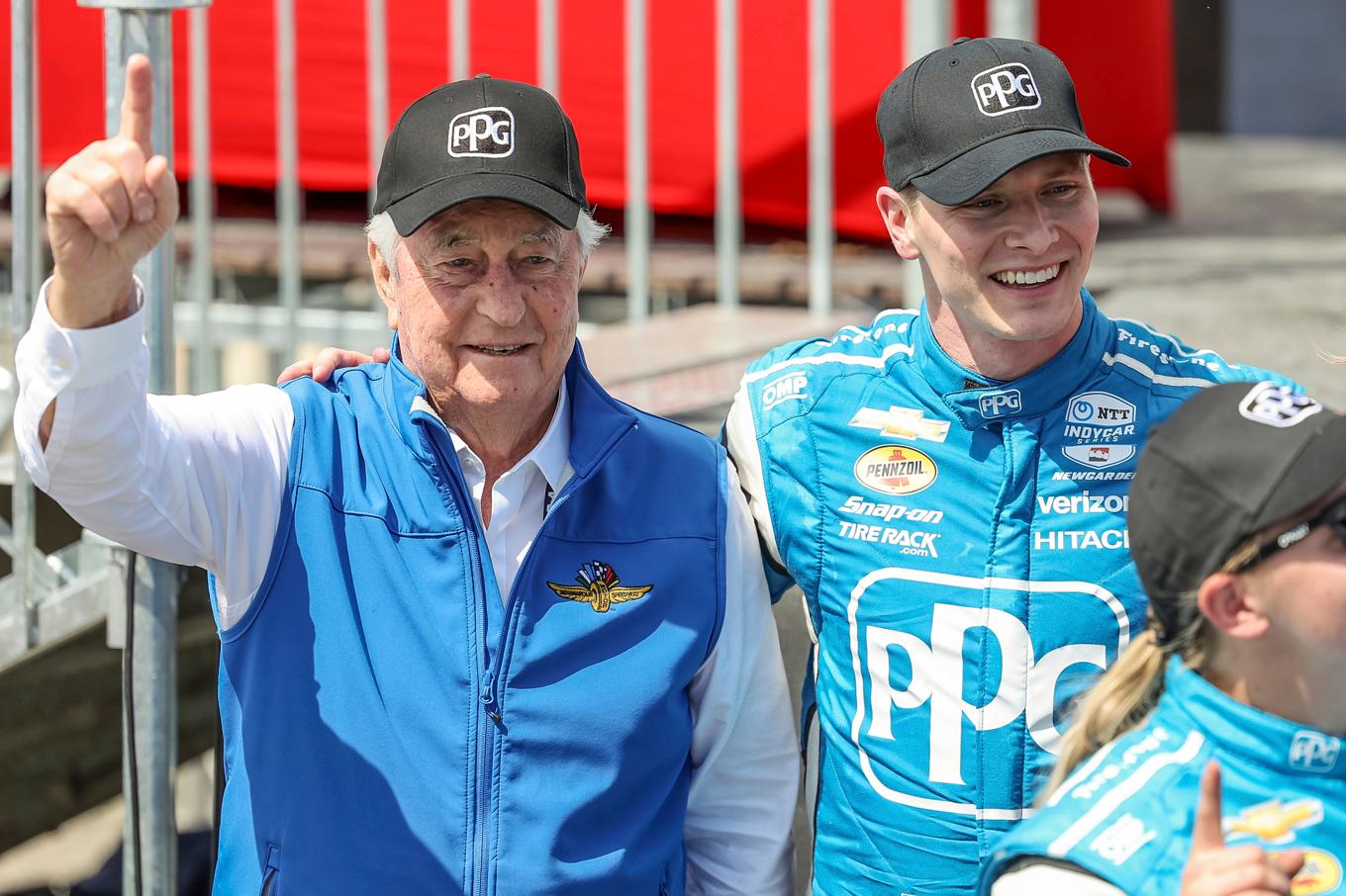 Stallägaren Roger Penske och föraren Josef Newgarden jublar efter segern i Indycarpremiären i St Petersburg, men nu diskas Newgarden för fusk med bilens turbo. Arkivbild. Foto: Mike Carlson