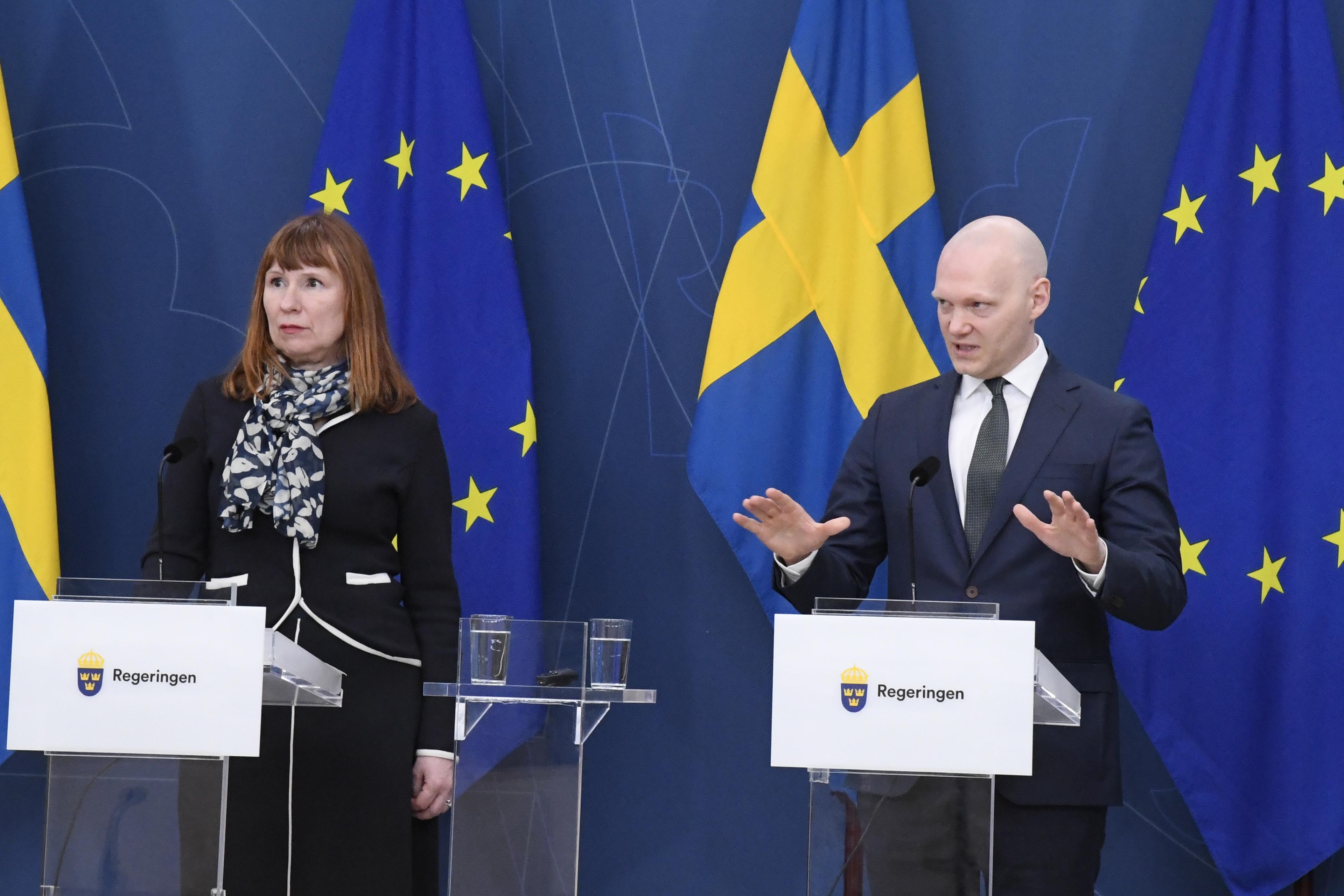 Spelinspektionens generaldirektör Camilla Rosenberg och finansmarknadsminister Niklas Wykman (M) på en pressträff om matchfixning. Foto: Emil Davidson/TT