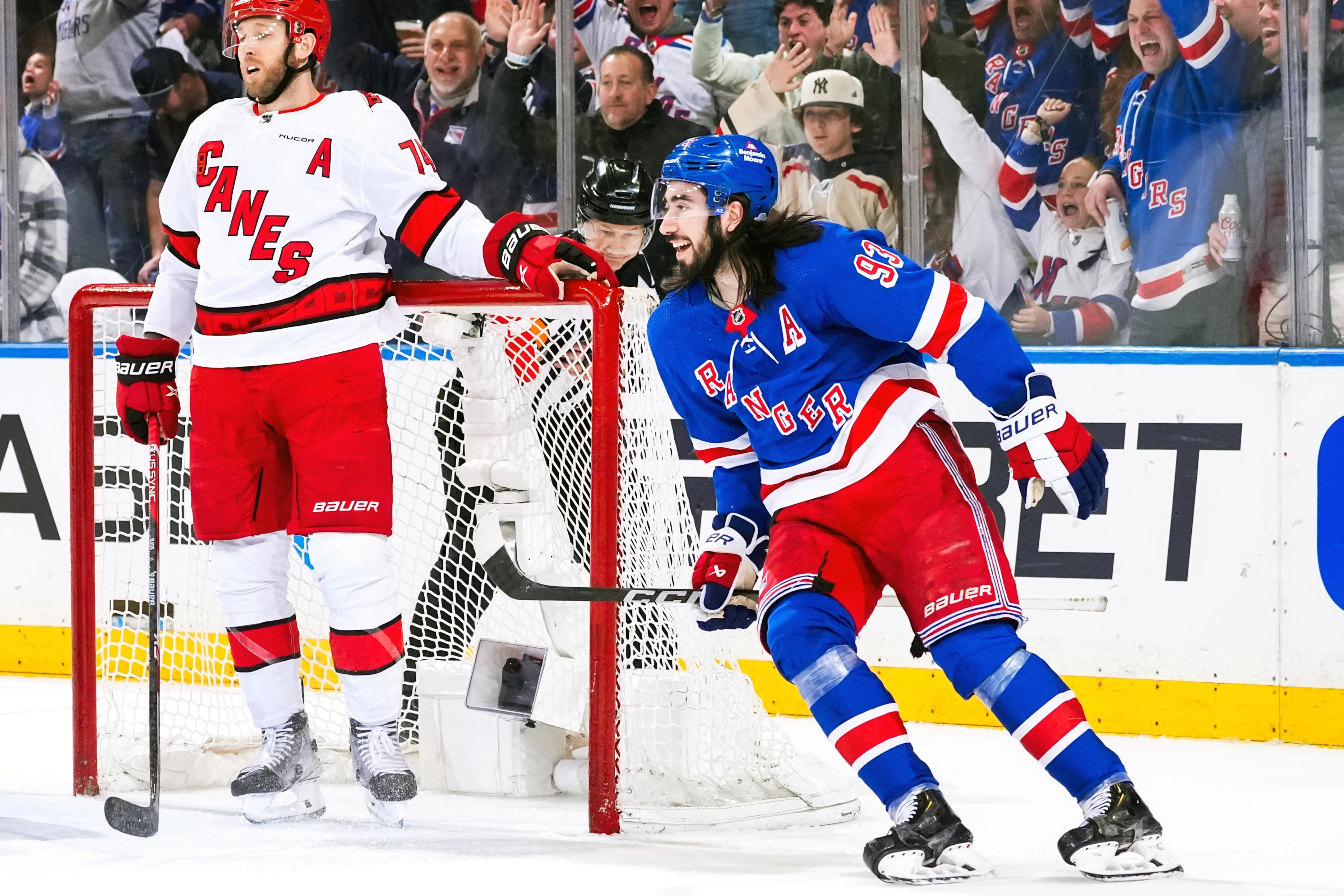 New York Rangers och lagets svenske storspelare Mika Zibanejad fortsätter att rada upp segrar i NHL-slutspelet. I första kvartsfinalen slogs Carolina tillbaka med 4–3. Foto: Julia Nikhinson/AP/TT