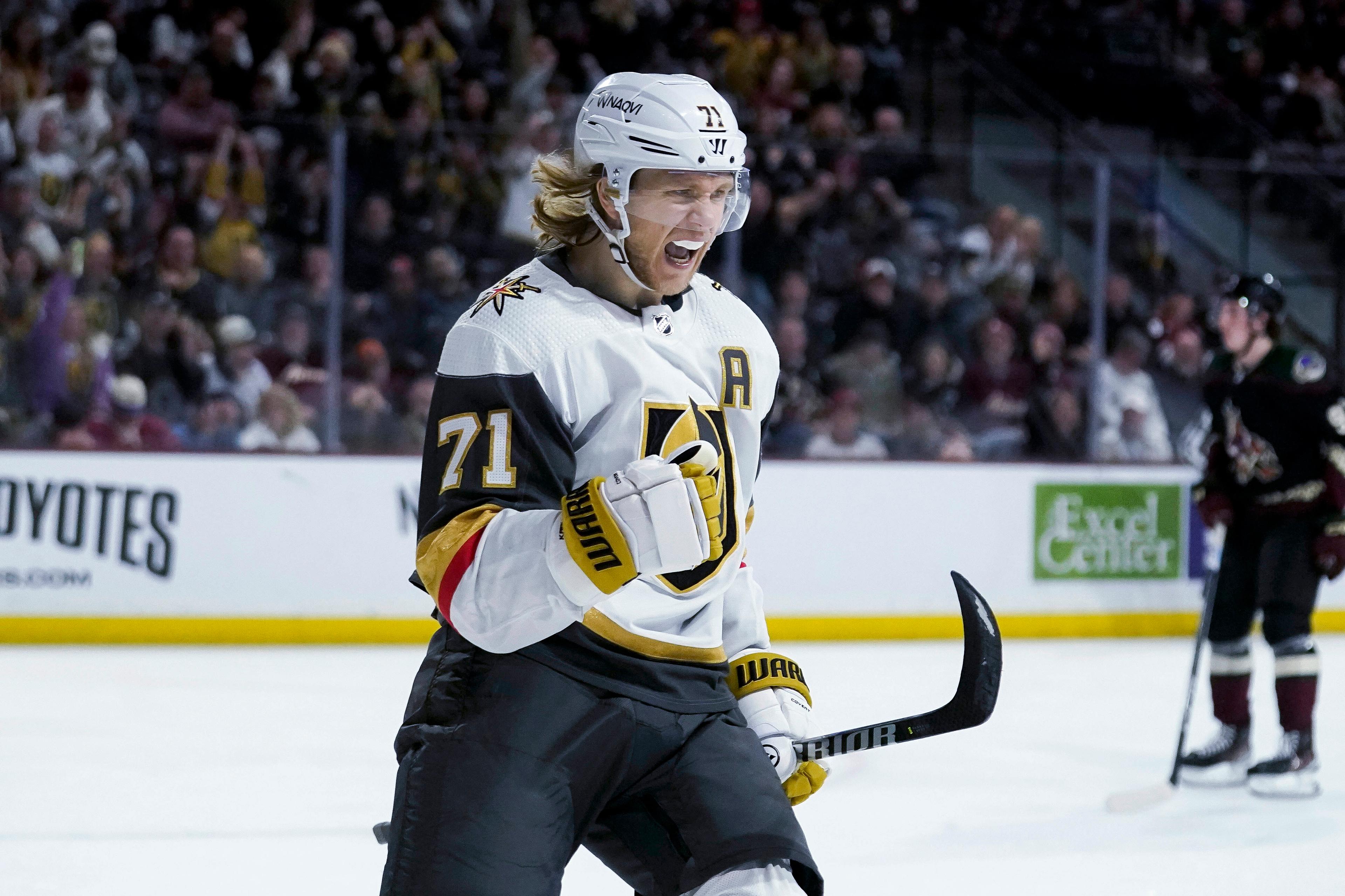 Vegas svenske center William Karlsson har jublat färdigt för i år, åtminstone i NHL. Dallas blev för svåra och vann den sjunde och avgörande matchen i åttondelsfinalen mot Vegas med 2–1. Arkivbild. Foto: Darryl Webb/AP/TT