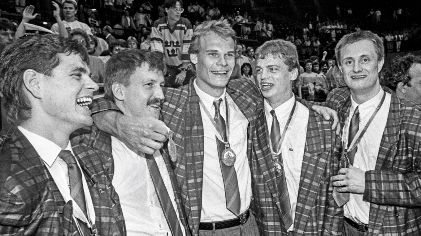 Håkan Loob, Pekka Lindmark, Thomas Rundqvist, Bengt-Åke Gustafsson och Anders Eldebrink jublar efter VM-guldet 1987. Foto: Jan Collsiöö/EXP/TT