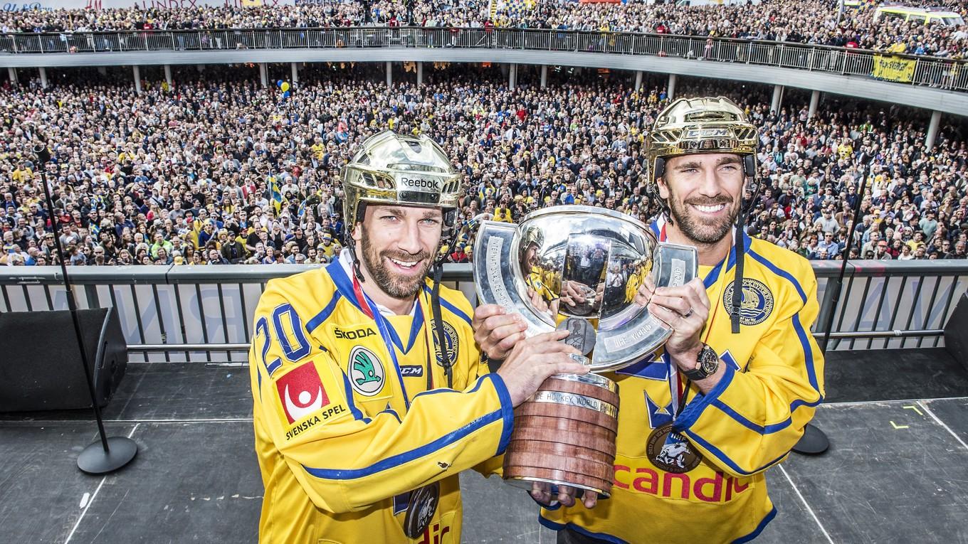 Folkkära Tre Kronor hyllas på Sergels torg efter VM-guldet 2017, där bröderna Joel och Henrik Lundqvist njöt av att få fira tillsammans. Foto: Tomas Oneborg, SvD/TT