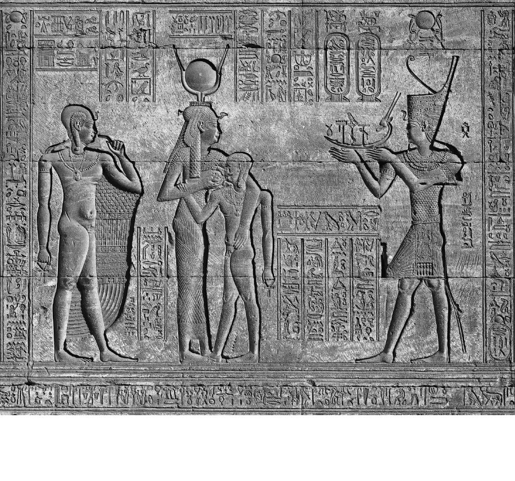 Hieroglyfiska ristningar utförda exteriört på ett egyptiskt tempel. Foto: Shutterstock