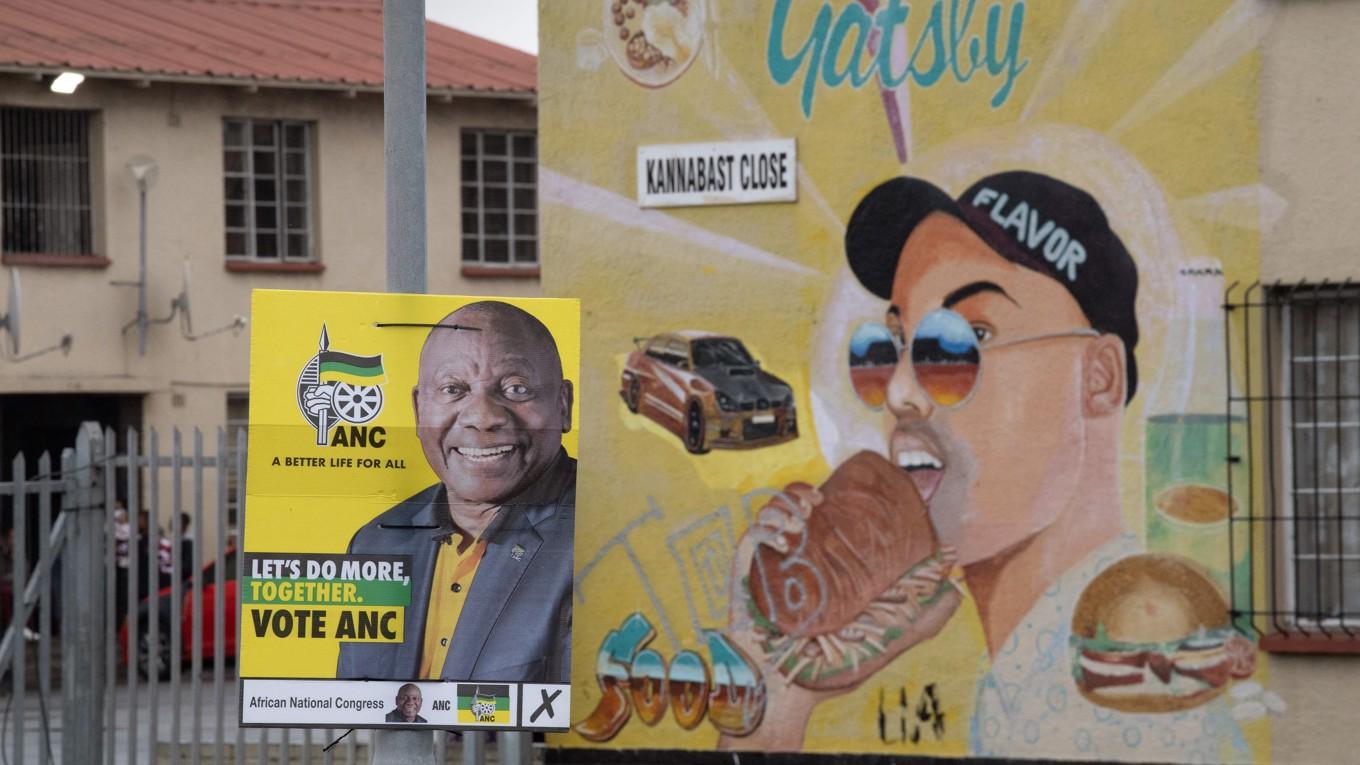 En valaffisch för ANC och president Cyril Ramaphosa i Athlone, nära Kapstaden, den 1 maj. ANC förväntas bli största parti i valet. Foto: Rodger Bosch/AFP via Getty Images