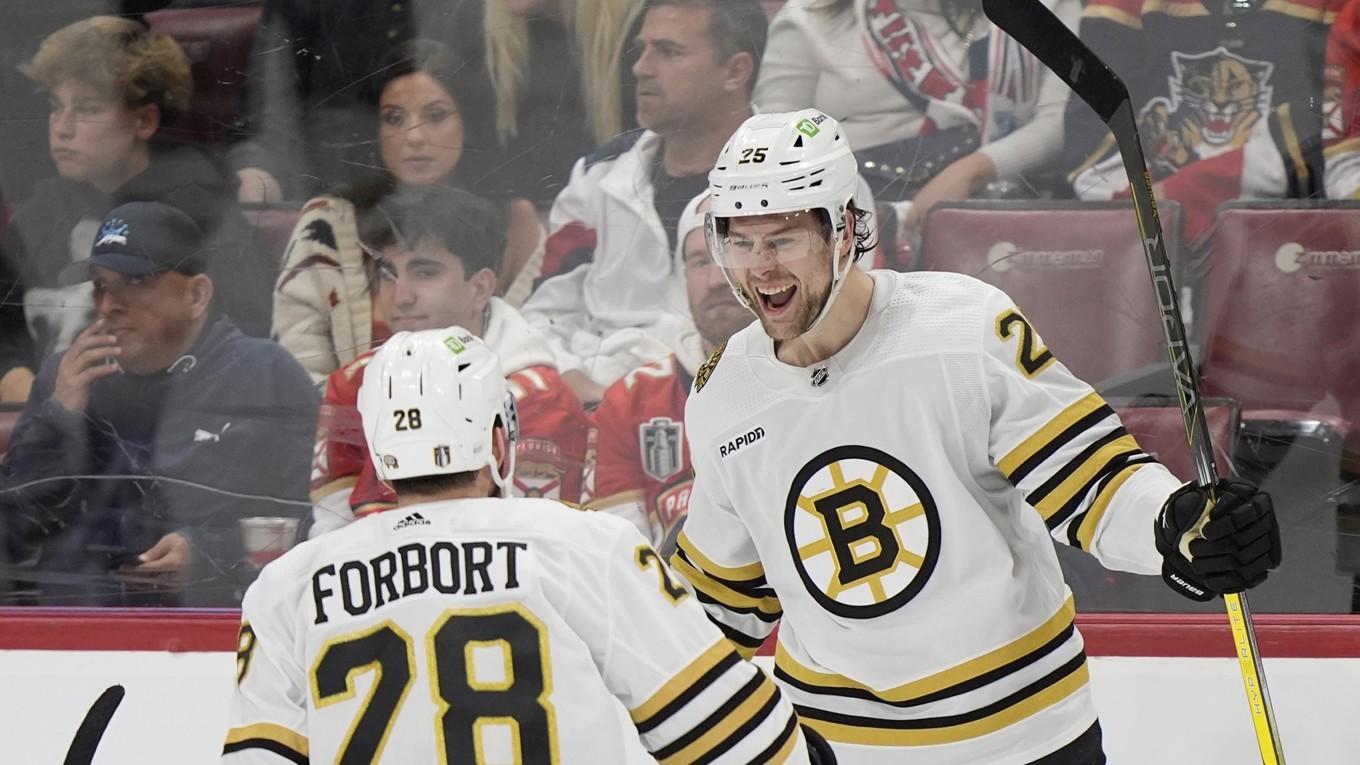 Bostonförsvararen Brandon Carlo blev målskytt – bara timmar efter att ha blivit tvåbarnsfar. Foto: Wilfredo Lee/AP/TT