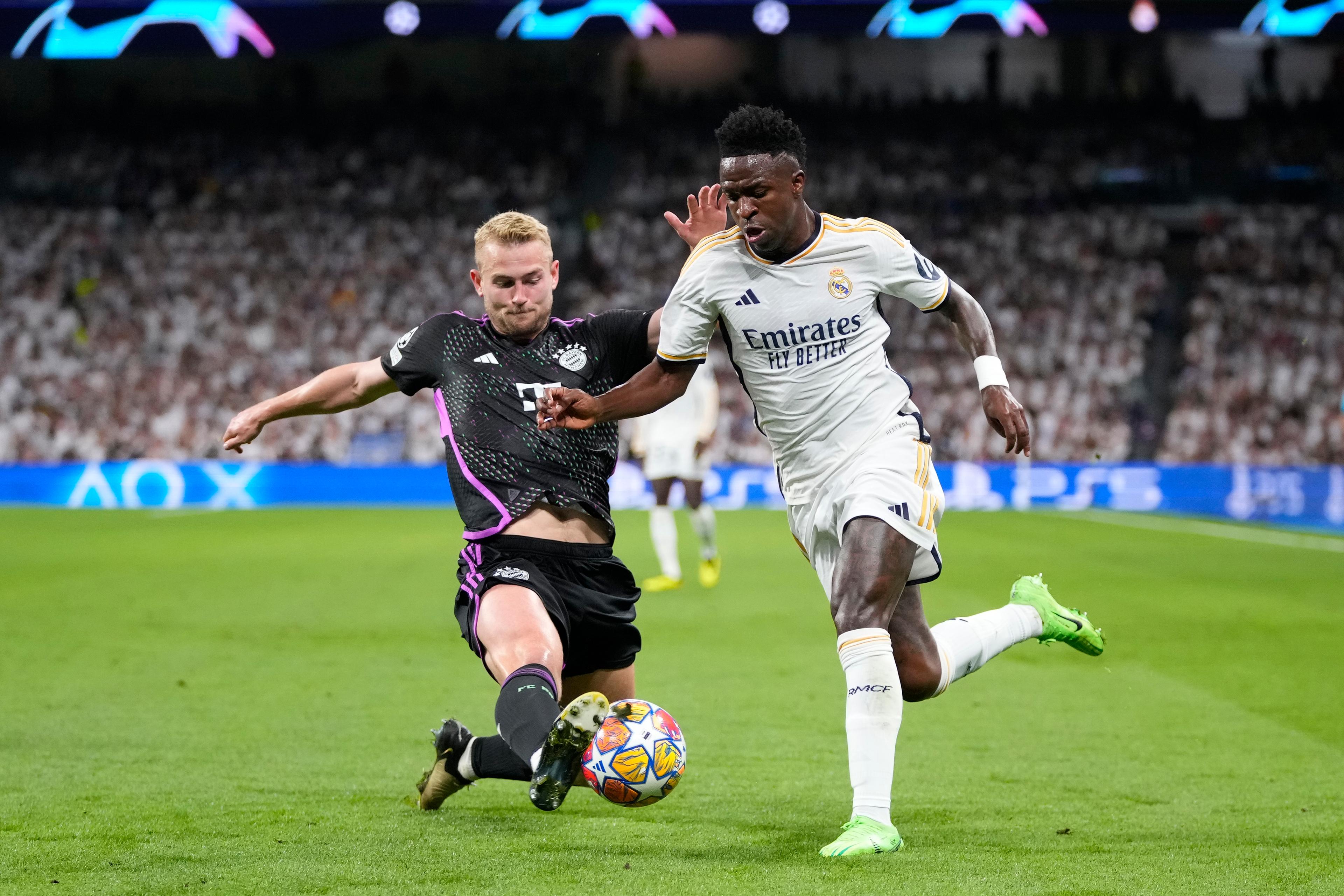 Matthijs de Ligt, vänster, och hans Bayern München slogs ut i Champions League efter ett dramatisk semifinalmöte med Vinicius Juniors Real Madrid. Foto: Manu Fernandez/AP/TT