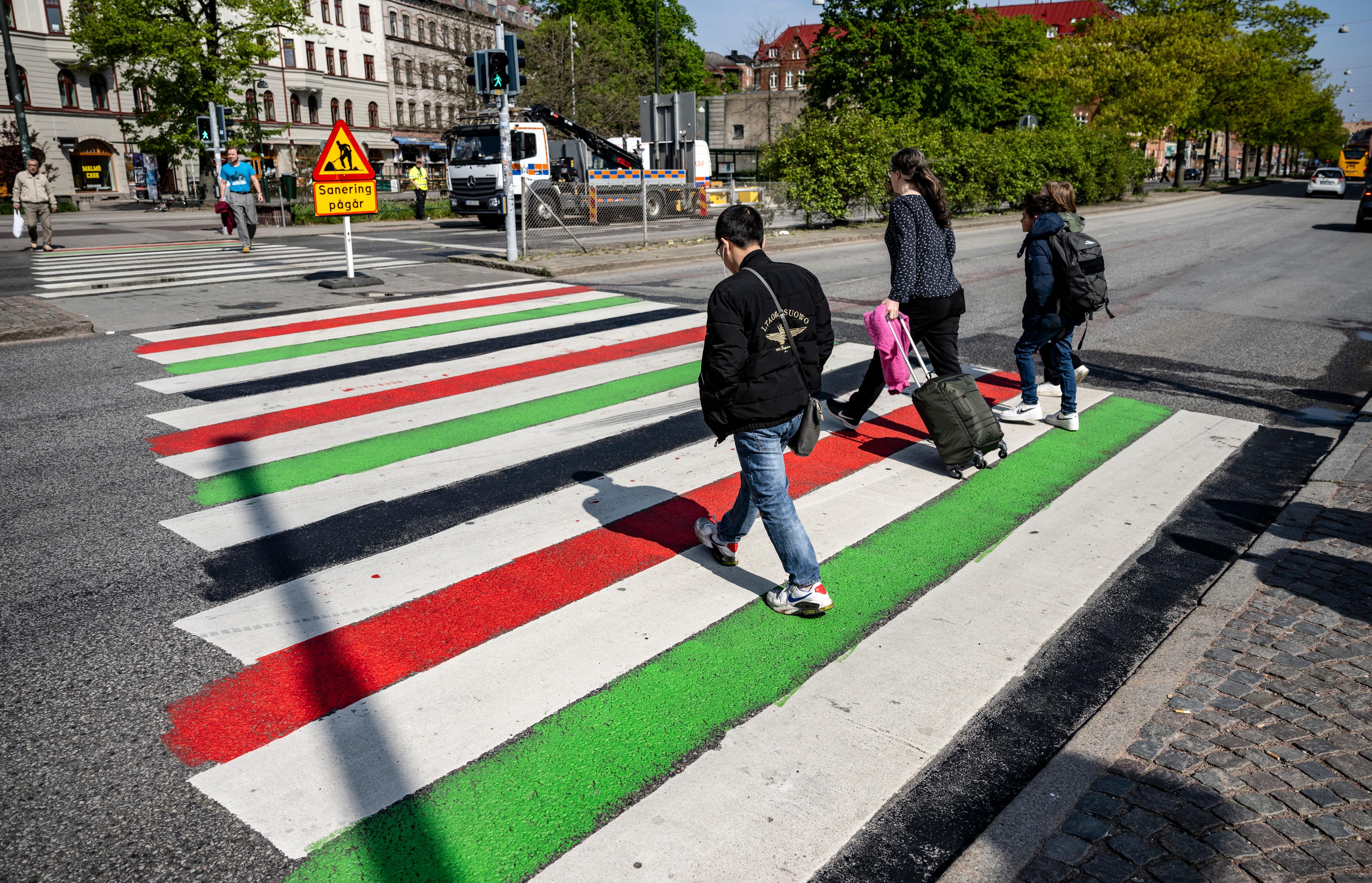 Under natten till torsdag målades ett övergångsställe vid Möllevångstorget i Malmö i de palestinska färgerna. Under förmiddagen pågick saneringsarbete. Foto: Johan Nilsson/TT