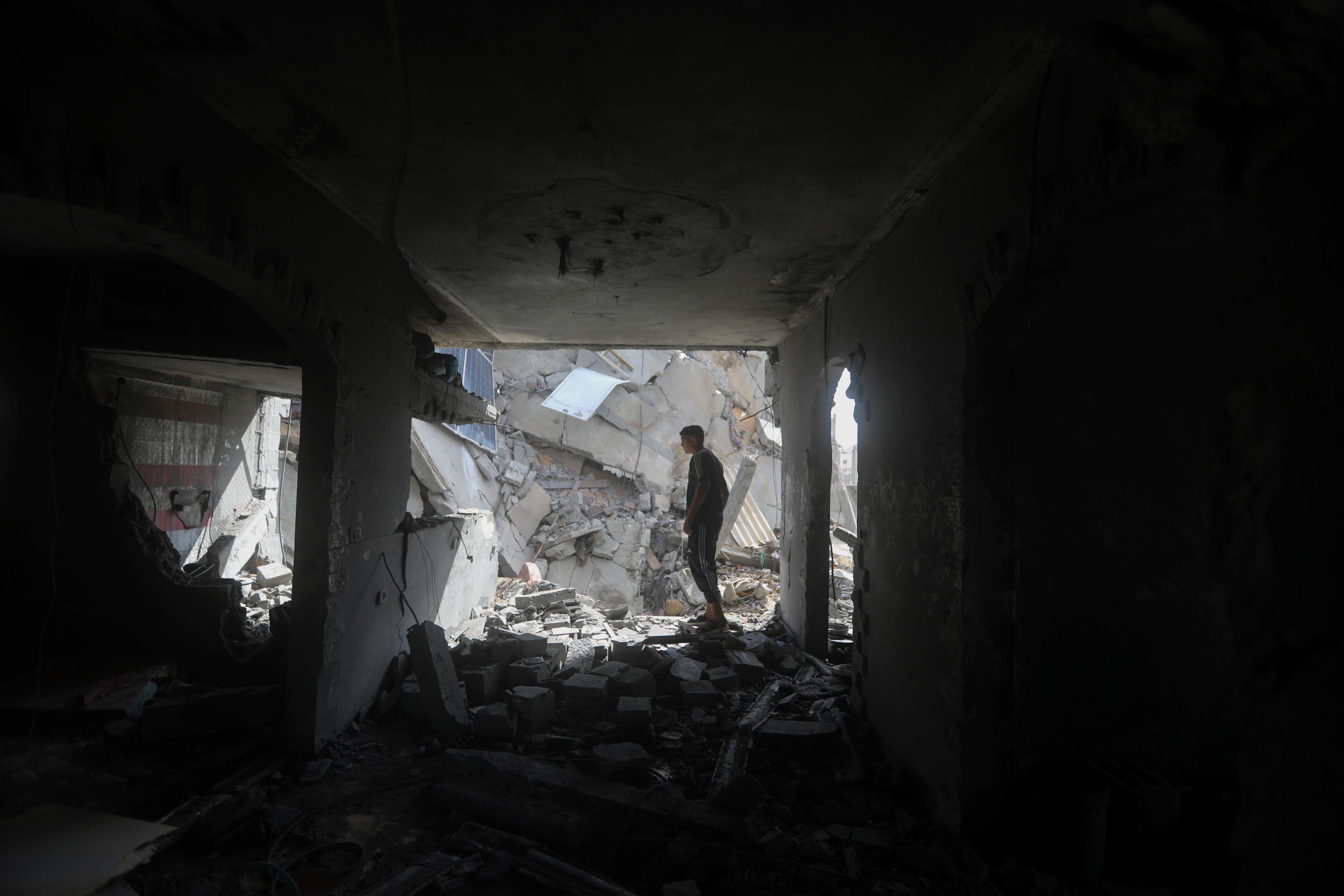 En man tittar på ett hus som förstörts i robotattack mot Rafah i veckan. Foto: Ismael Abu Dayyah/AP/TT