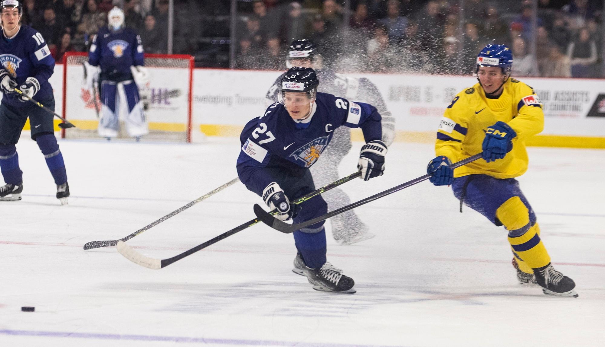 Oliver Kapanen i en JVM-match med Finland häromåret. Arkivbild. Foto: Ron Ward/AP/TT