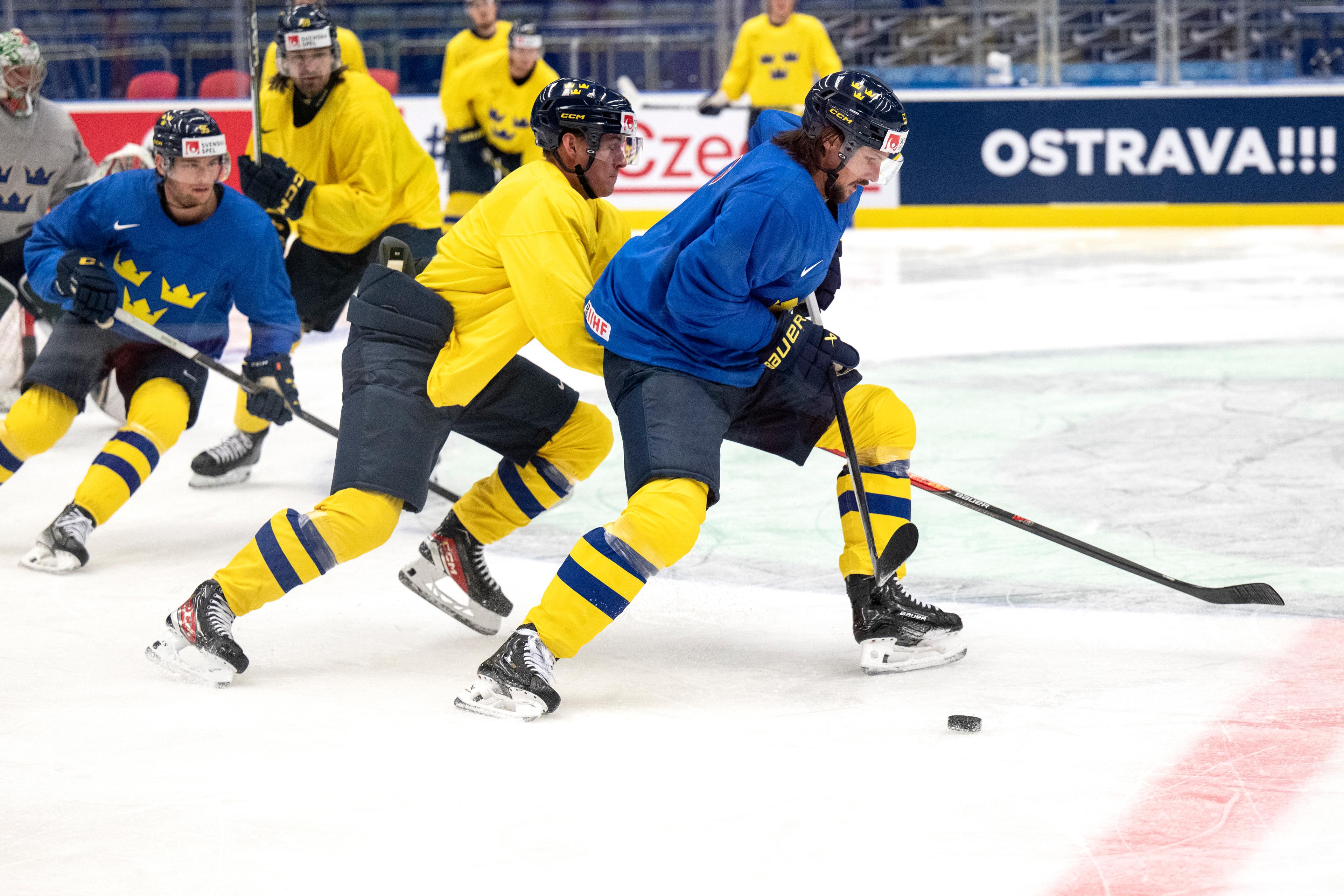 Backstjärnan Erik Karlsson med pucken under Tre Kronors träning inför VM-premiären mot USA. Foto: Björn Larsson Rosvall/TT