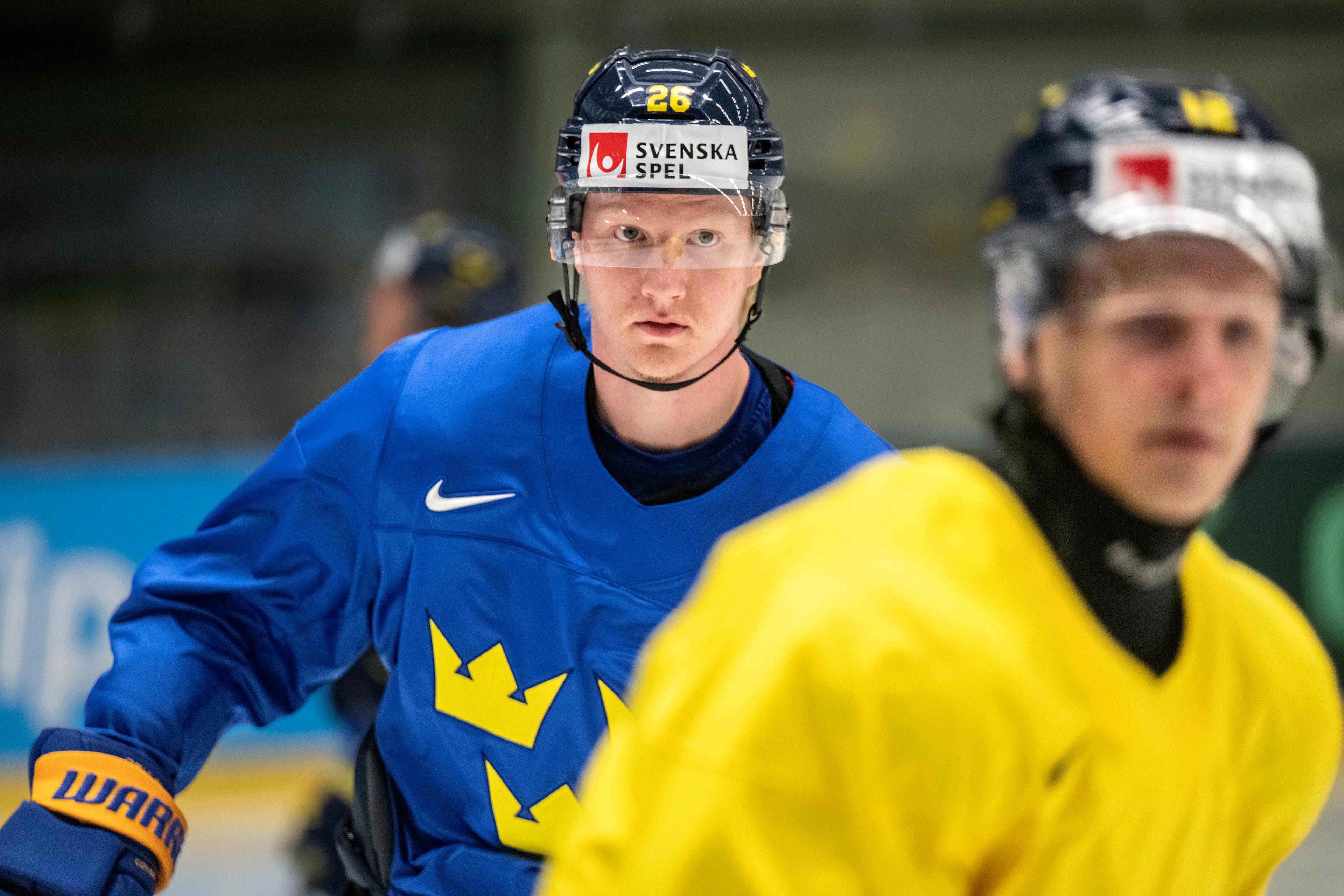 Rasmus Dahlin spelar utan halsskydd, Frölundas Max Friberg, i förgrunden, bär dock skyddet. Foto: Björn Larsson Rosvall/TT