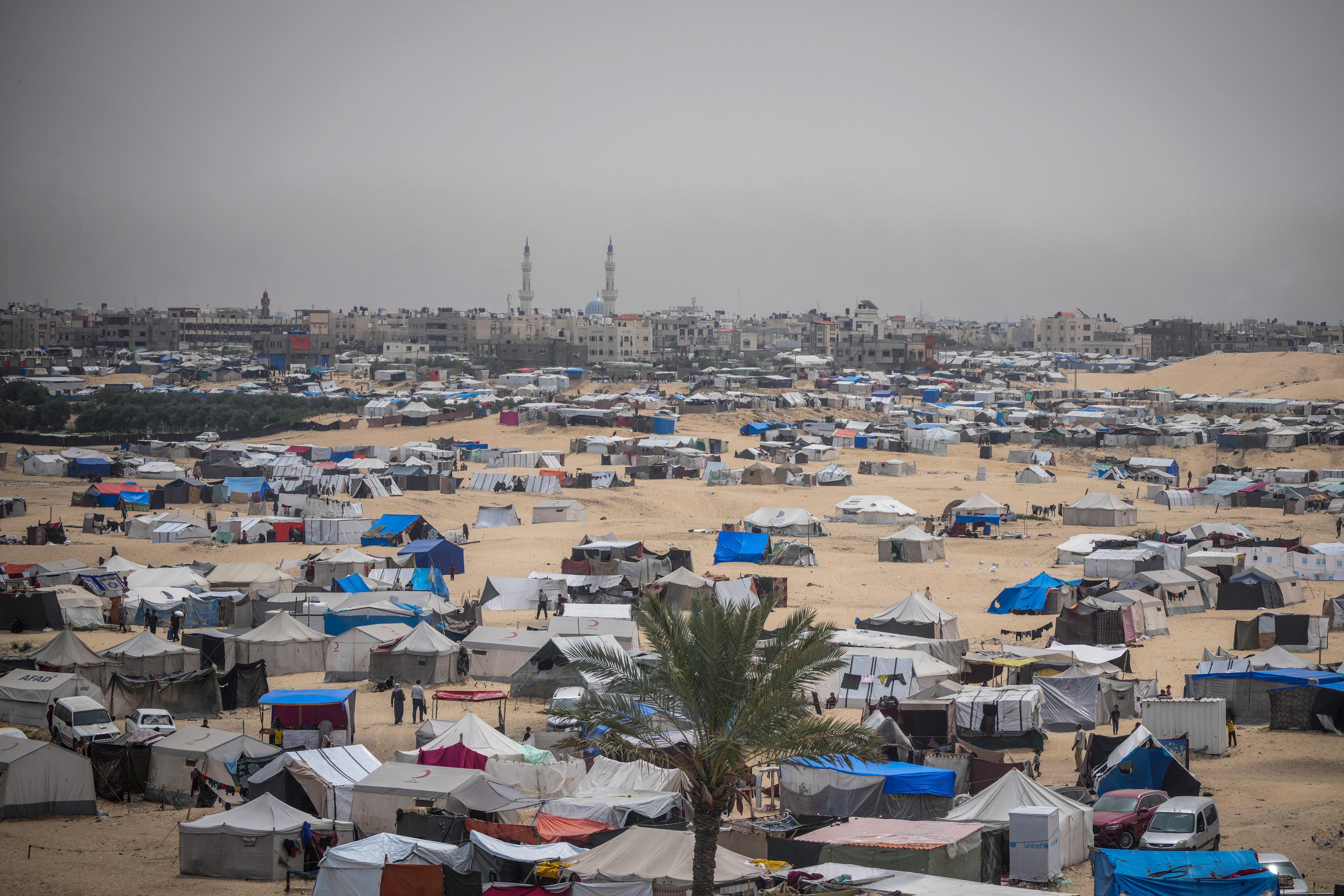 Ett tältläger i Rafah i södra Gaza, dit många palestinier flytt Israels krigföring. Foto: Abdel Kareem Hana/AP/TT