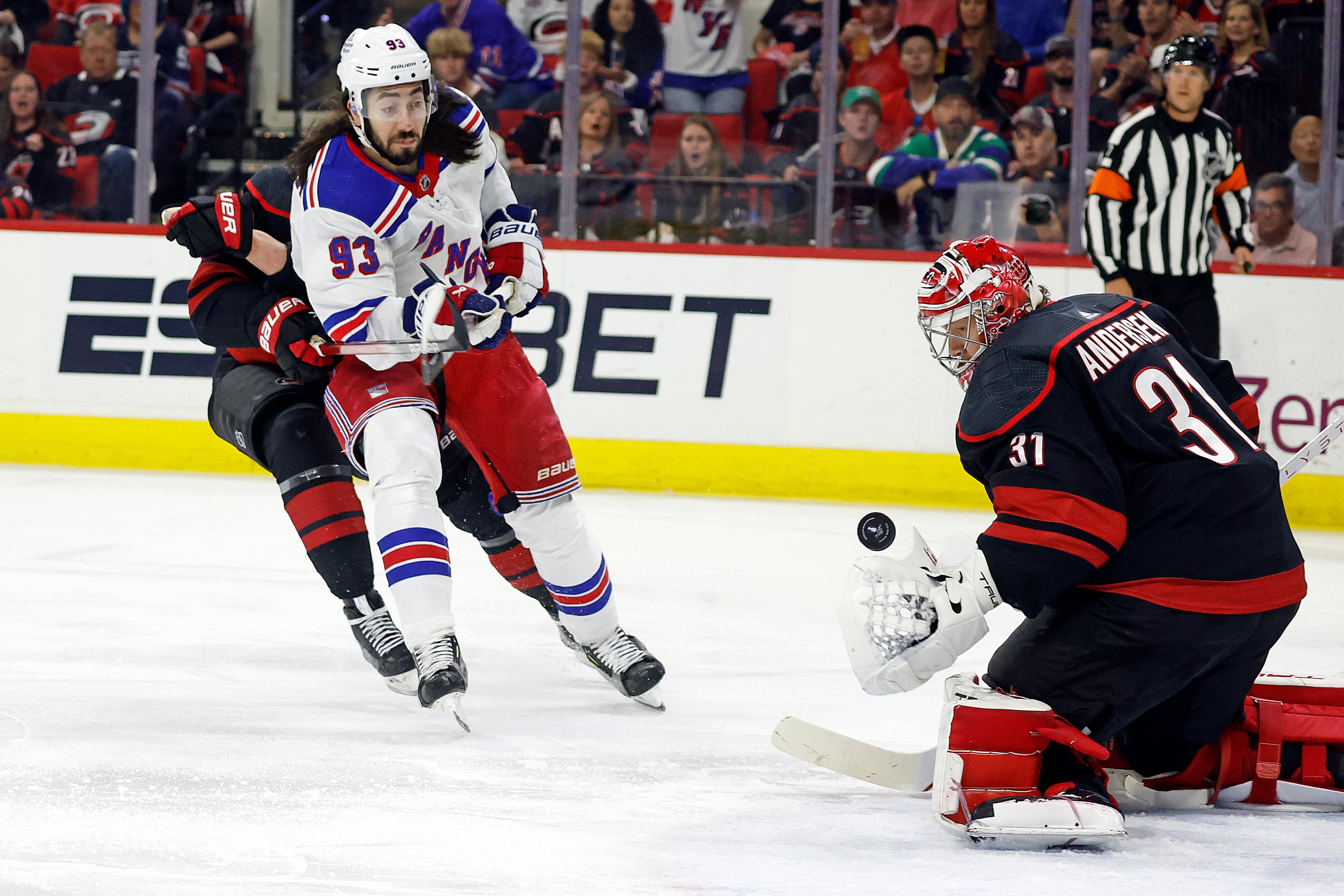 Mika Zibanejad i nattens kvartsfinal mot Carolina. Foto: Karl B DeBlaker/AP/TT