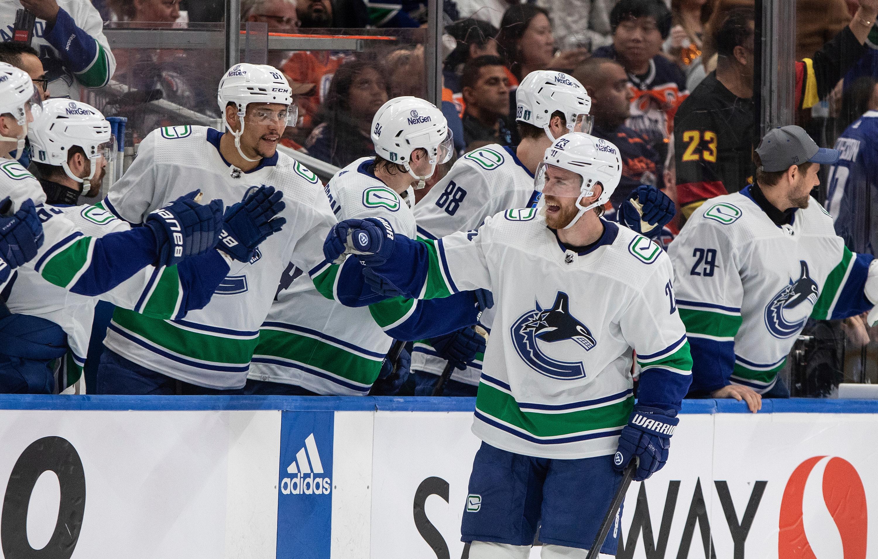 Vancouvers Elias Lindholm (23) firar efter ett av sina två mål i nattens vinst mot Edmonton. Foto: Jason Franson/AP/TT