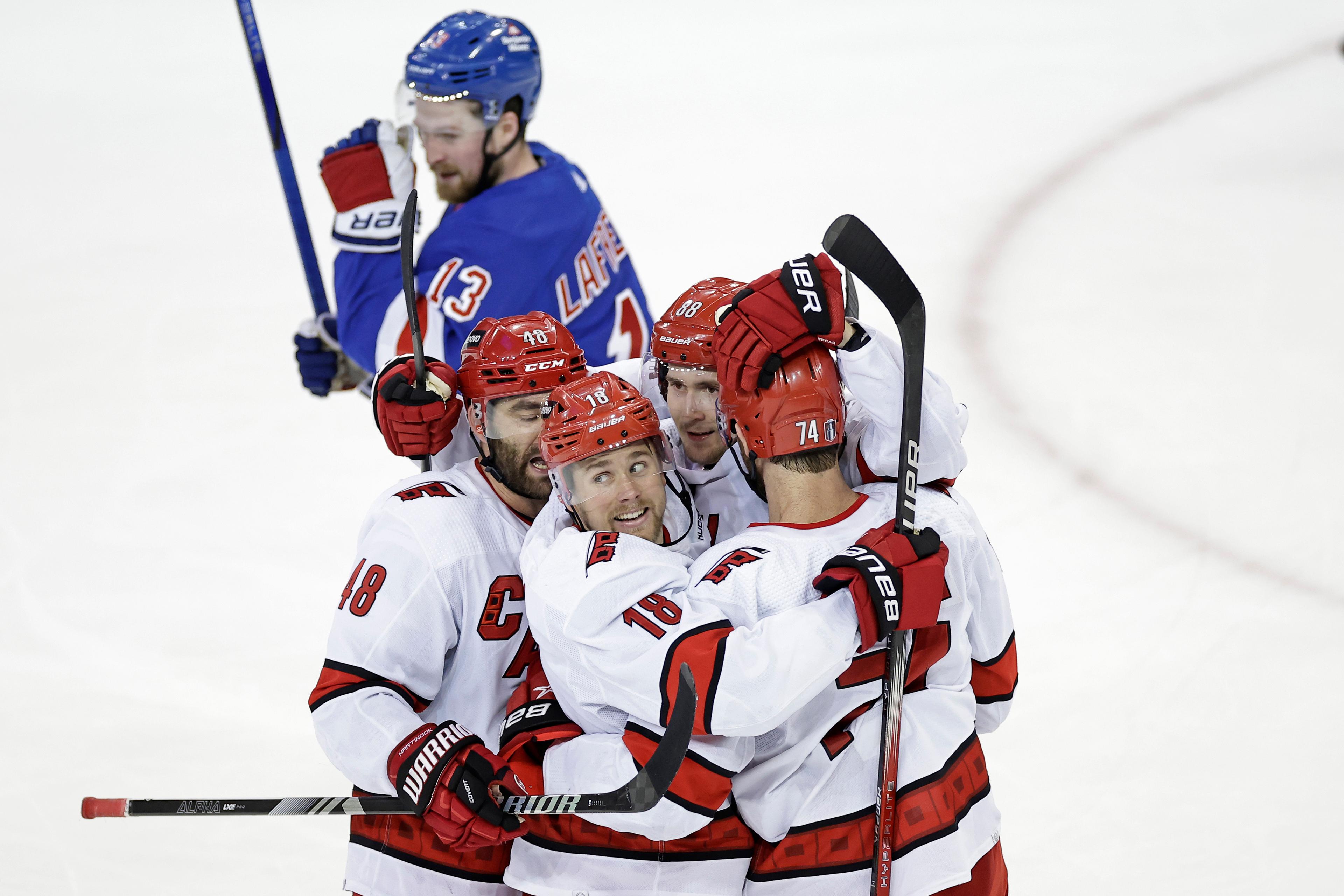 Kramkalas efter att Carolinas Martin Necas (88) gjort 4–1 i tomt mål mot New York Rangers. Foto: Adam Hunger/AP/TT